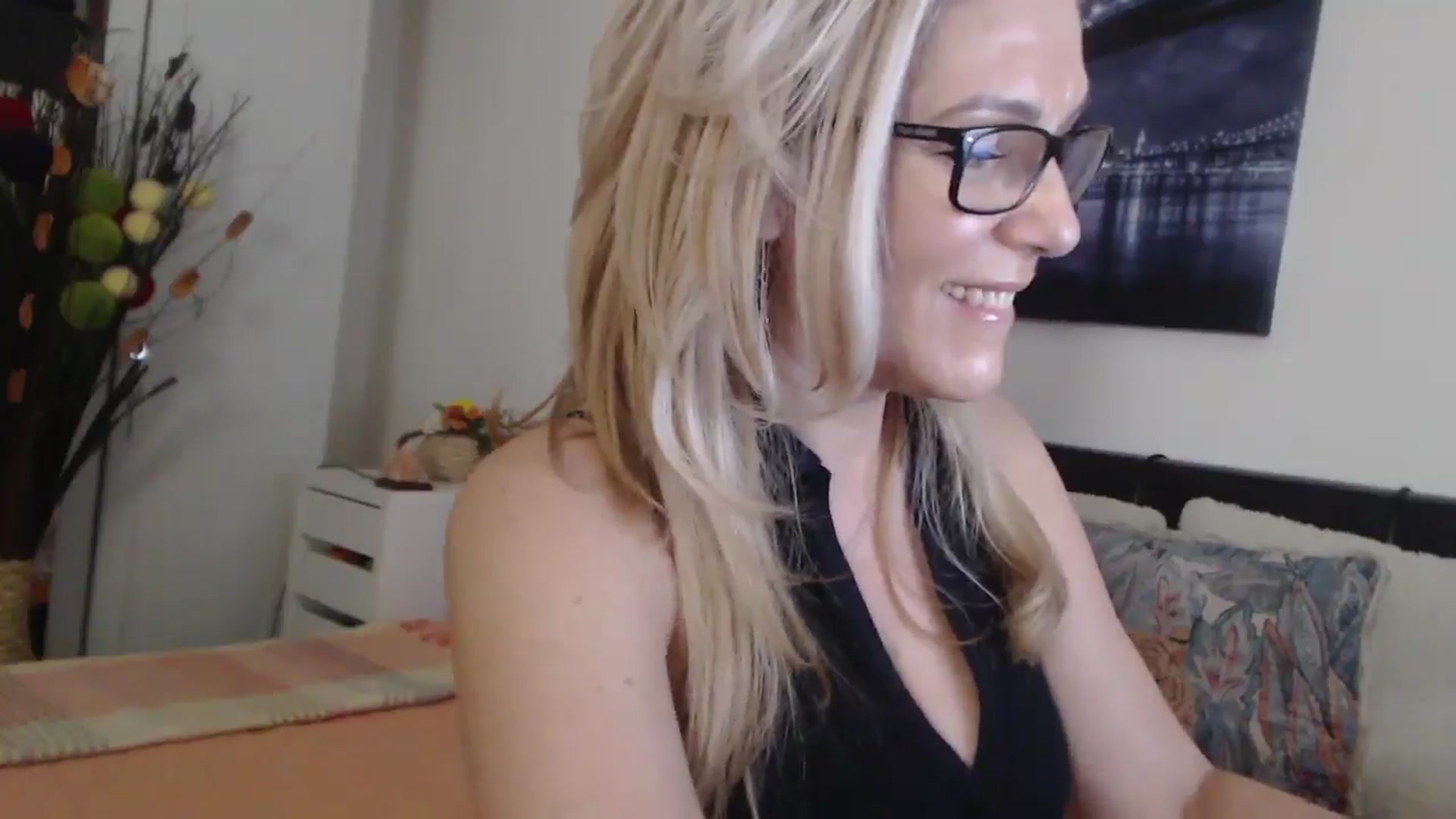Gallery image thumbnail from Reeya71's myfreecams stream on, 04/14/2025, 04:51 image 13 of 20