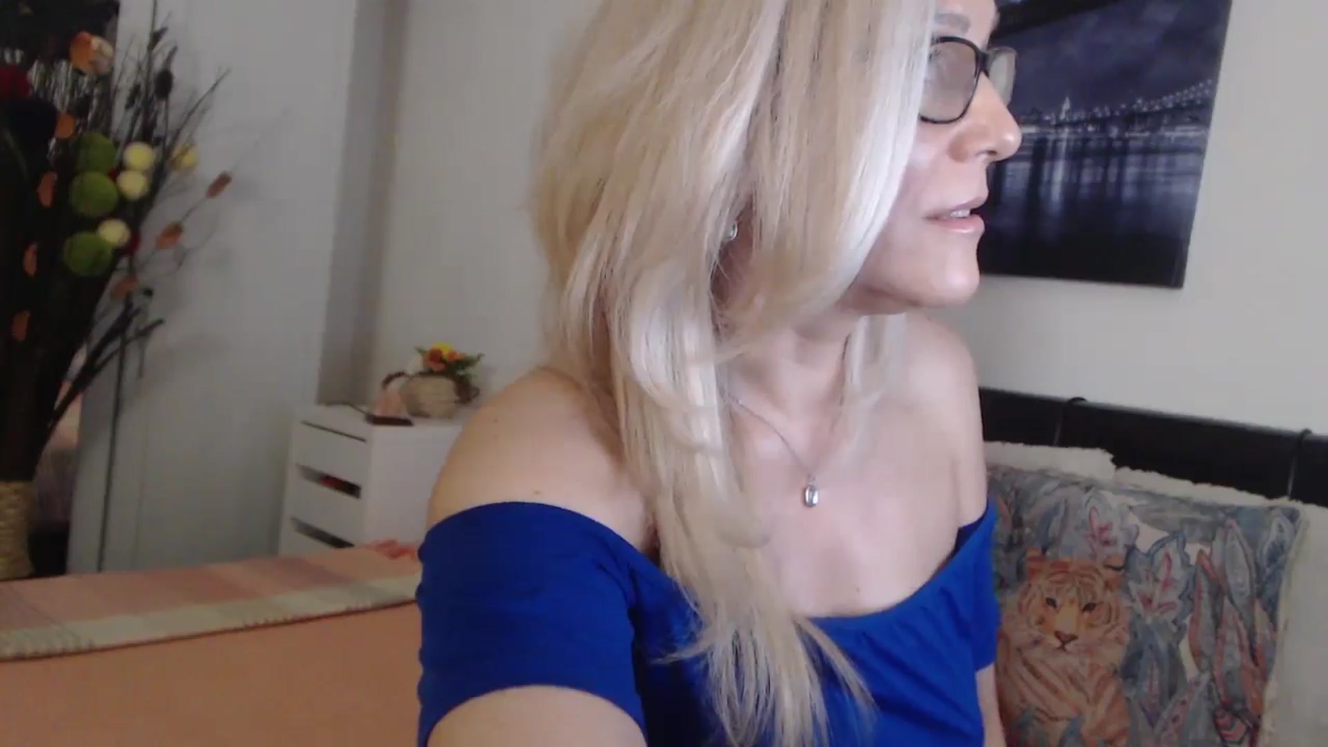 Gallery image thumbnail from Reeya71's myfreecams stream on, 04/17/2025, 02:21 image 3 of 20
