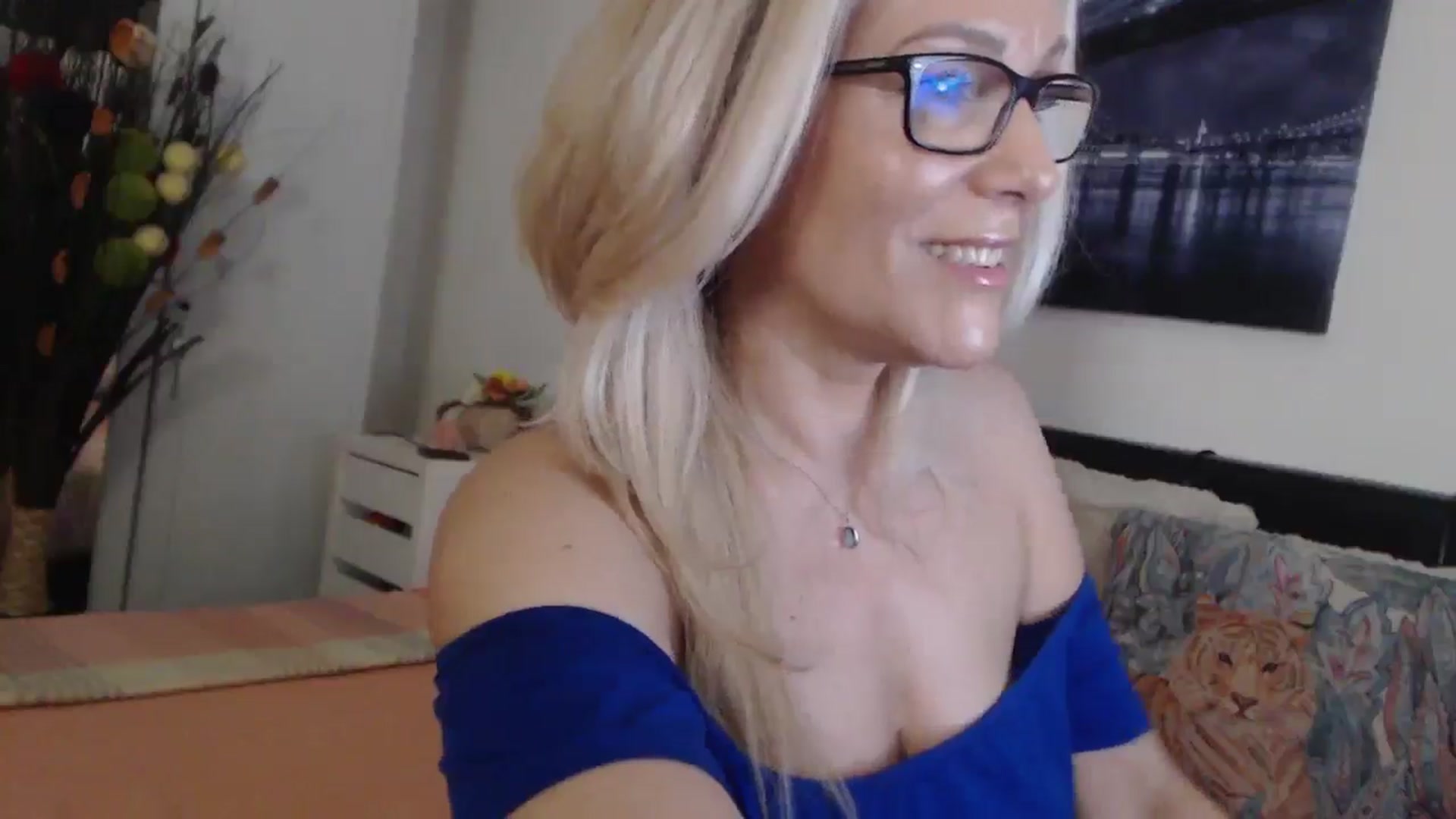 Gallery image thumbnail from Reeya71's myfreecams stream on, 04/17/2025, 03:48 image 6 of 20