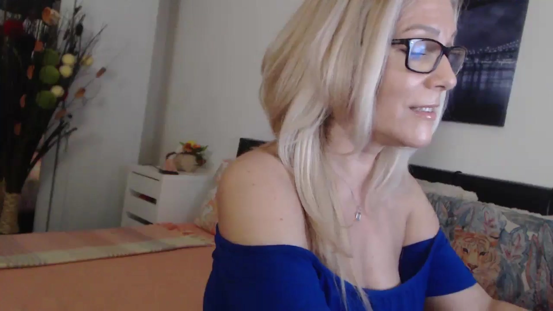 Gallery image thumbnail from Reeya71's myfreecams stream on, 04/17/2025, 03:48 image 18 of 20