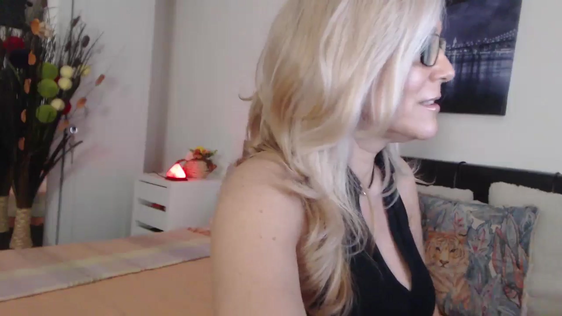 Gallery image thumbnail from Reeya71's myfreecams stream on, 04/30/2025, 04:39 image 12 of 20