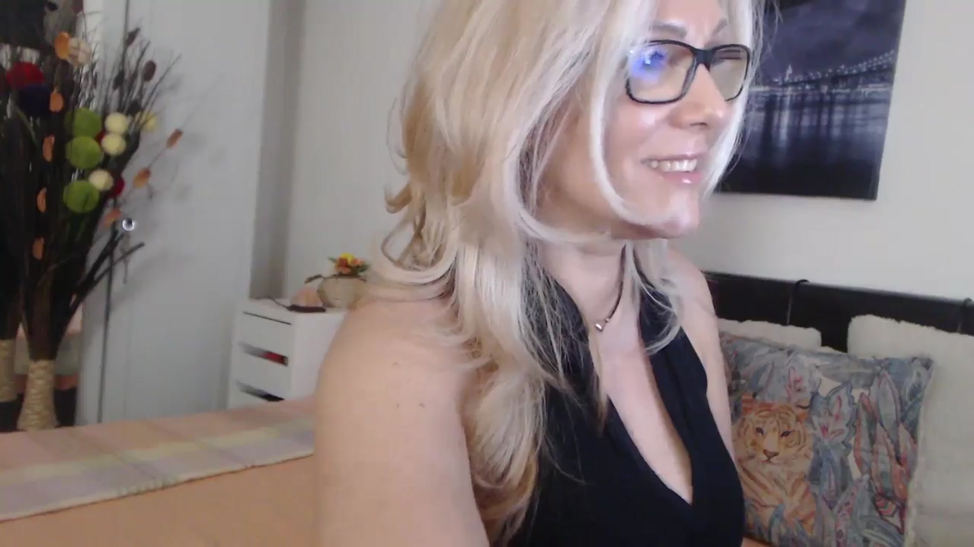 Gallery image thumbnail from Reeya71's myfreecams stream on, 04/30/2025, 04:39 image 17 of 20
