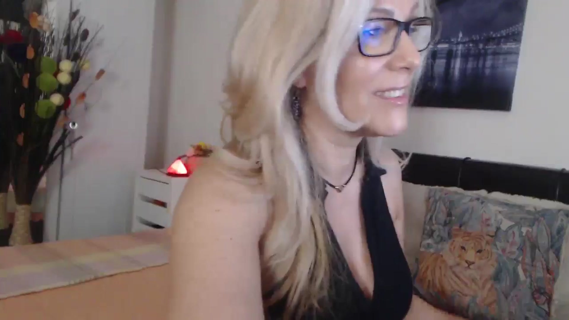 Gallery image thumbnail from Reeya71's myfreecams stream on, 04/30/2025, 05:45 image 14 of 20