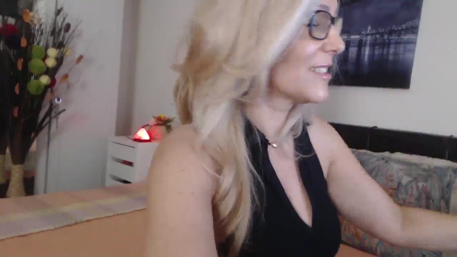 Gallery image thumbnail from Reeya71's myfreecams stream on, 04/30/2025, 05:45 image 10 of 20