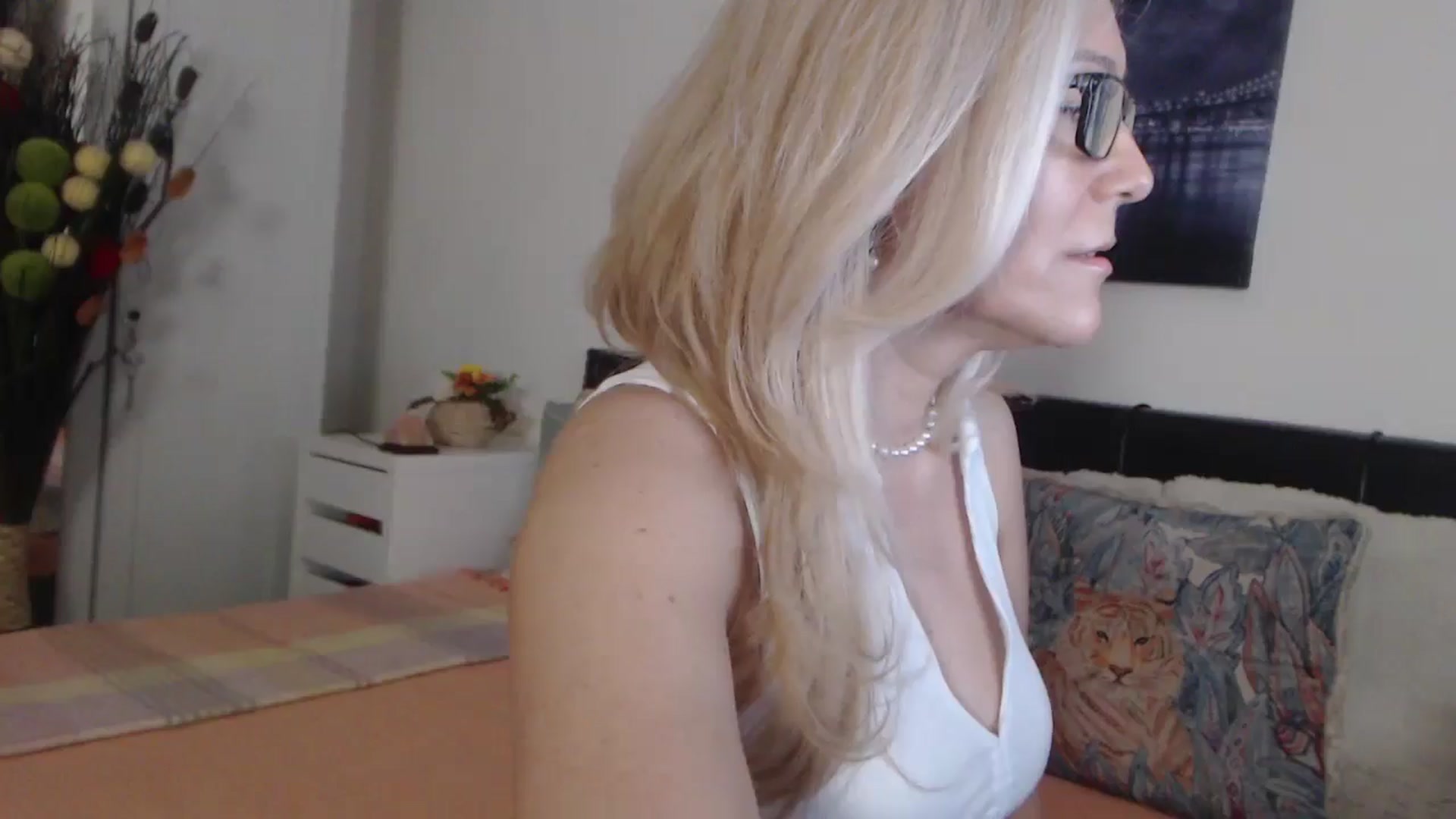 Gallery image thumbnail from Reeya71's myfreecams stream on, 05/08/2025, 03:20 image 1 of 20