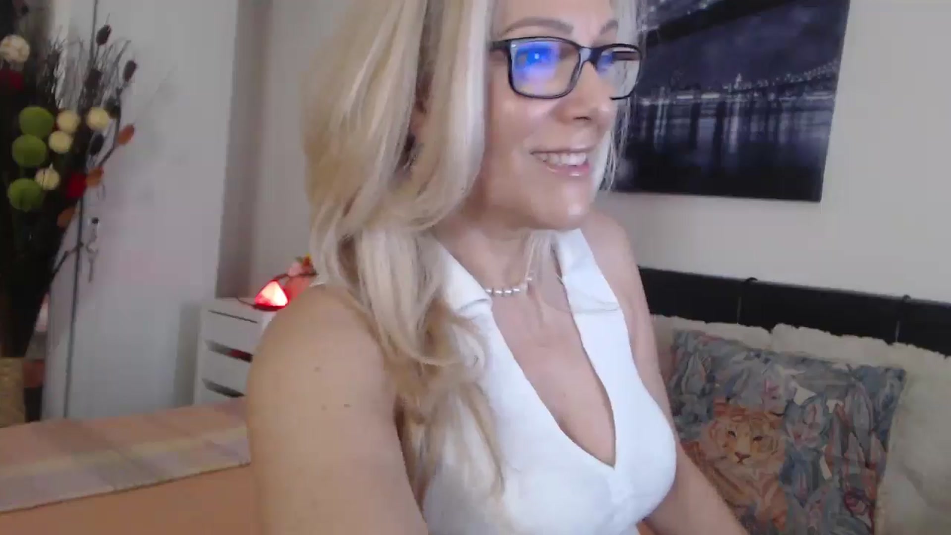 Gallery image thumbnail from Reeya71's myfreecams stream on, 05/08/2025, 05:44 image 14 of 20