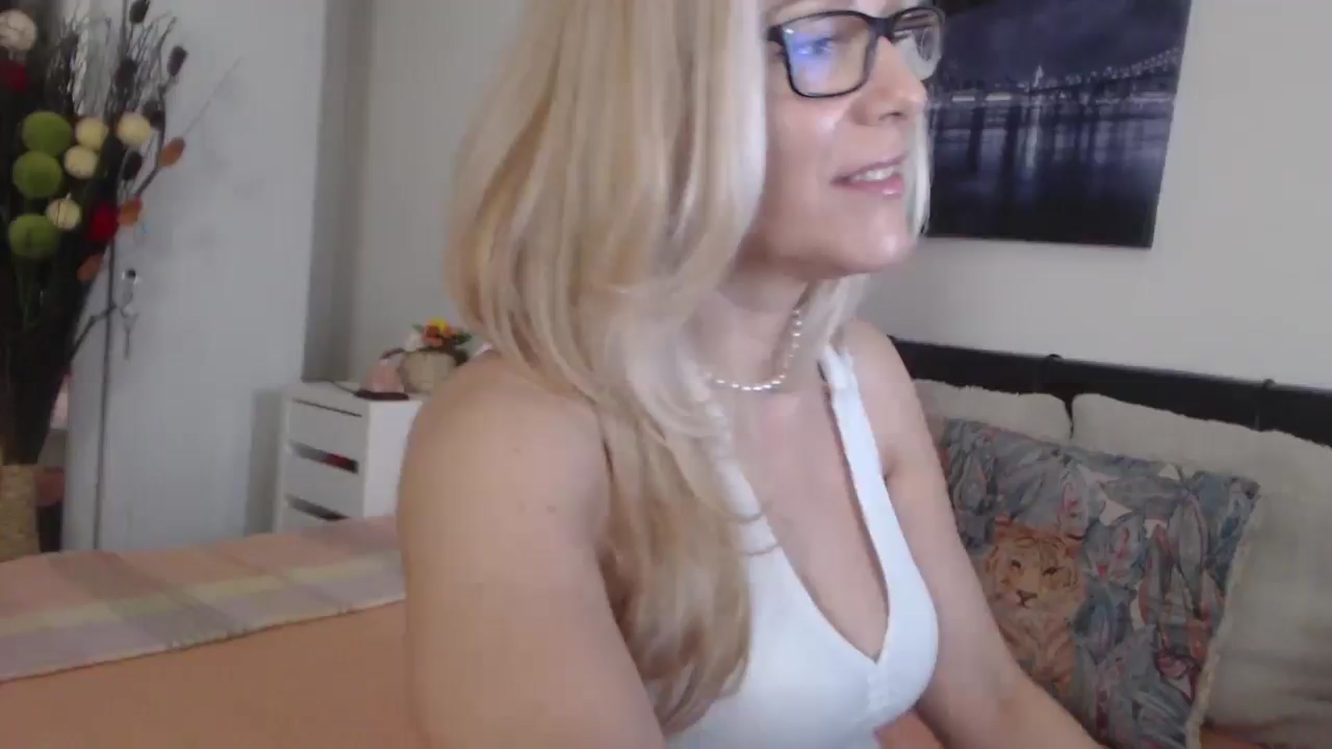 Gallery image thumbnail from Reeya71's myfreecams stream on, 05/08/2025, 06:56 image 6 of 20