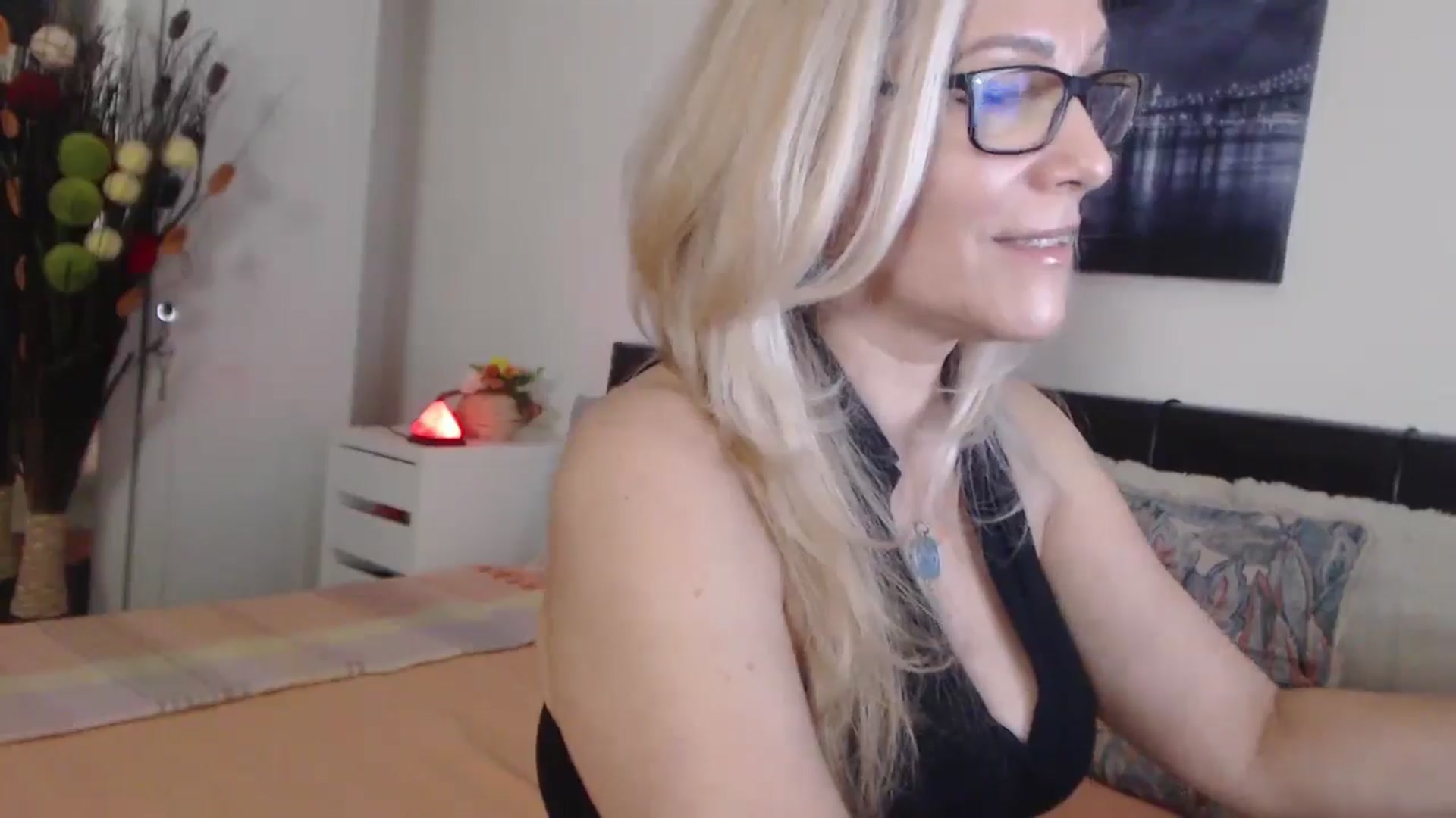 Gallery image thumbnail from Reeya71's myfreecams stream on, 05/09/2025, 24:25 image 13 of 20