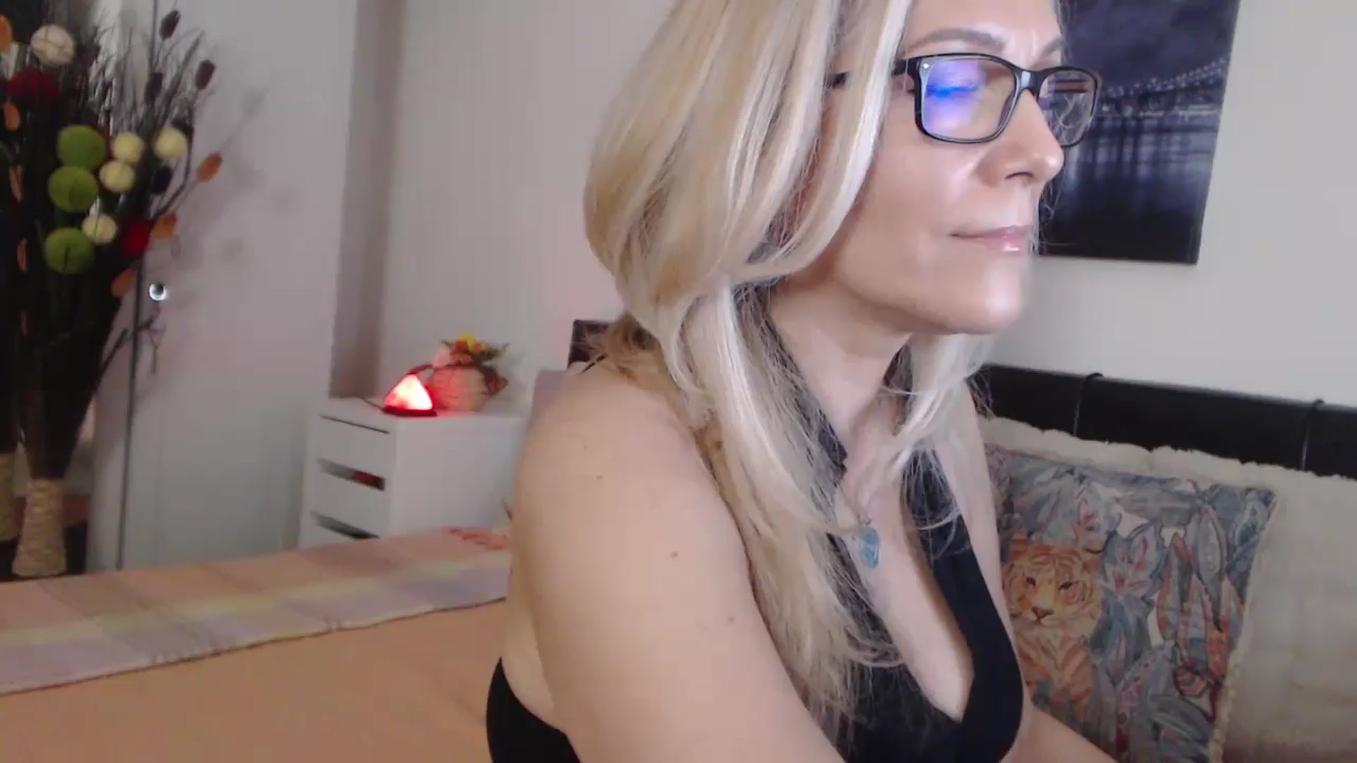 Gallery image thumbnail from Reeya71's myfreecams stream on, 05/09/2025, 24:25 image 20 of 20
