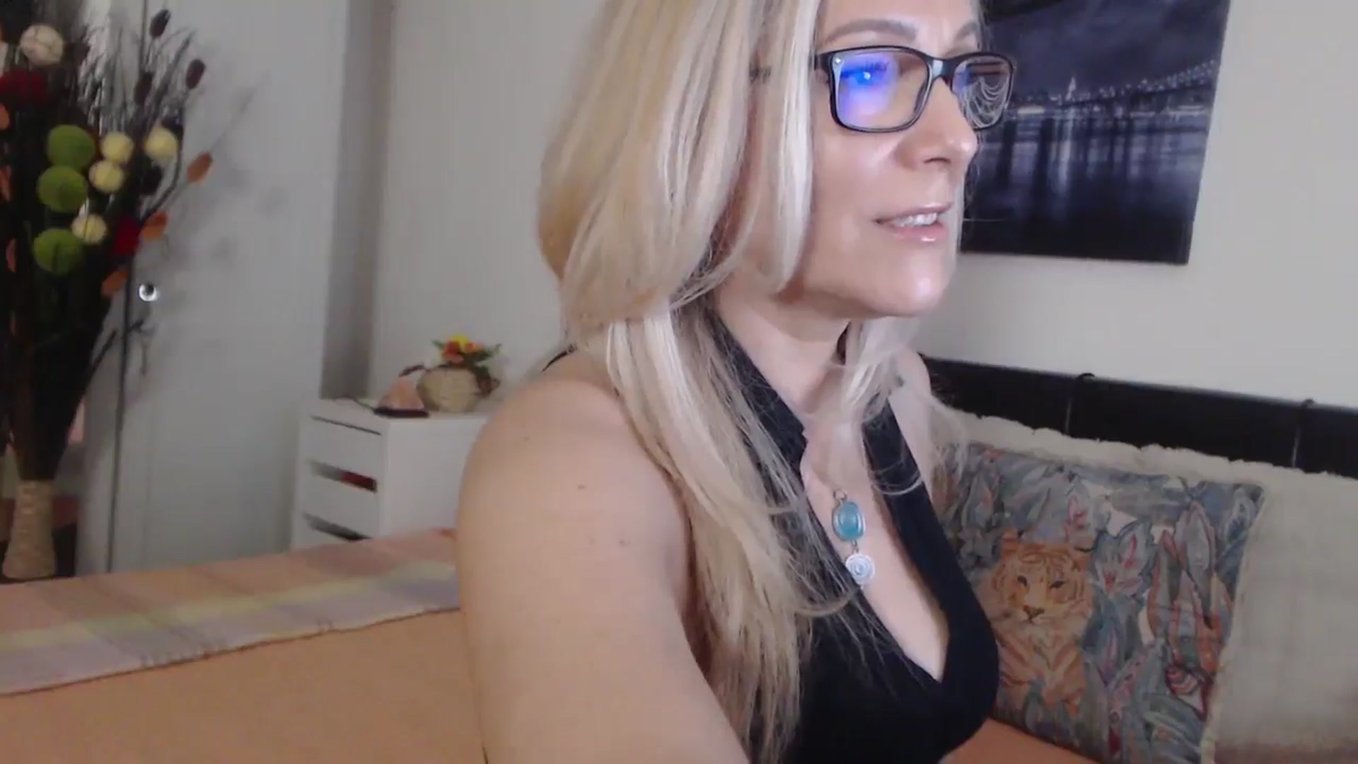 Gallery image thumbnail from Reeya71's myfreecams stream on, 05/09/2025, 24:25 image 5 of 20