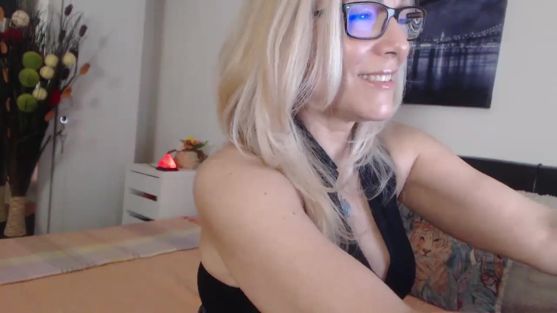 Gallery image thumbnail from Reeya71's myfreecams stream on, 05/09/2025, 24:25 image 9 of 20
