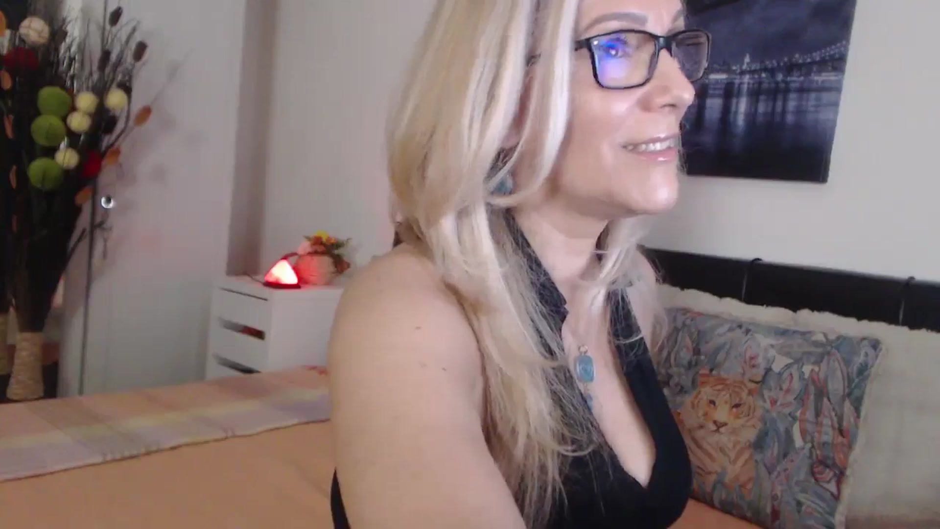 Gallery image thumbnail from Reeya71's myfreecams stream on, 05/09/2025, 24:25 image 18 of 20