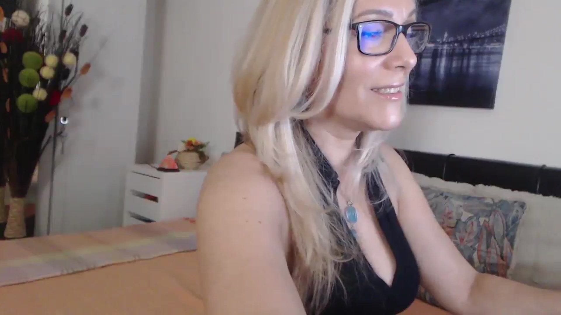 Gallery image thumbnail from Reeya71's myfreecams stream on, 05/09/2025, 24:25 image 16 of 20