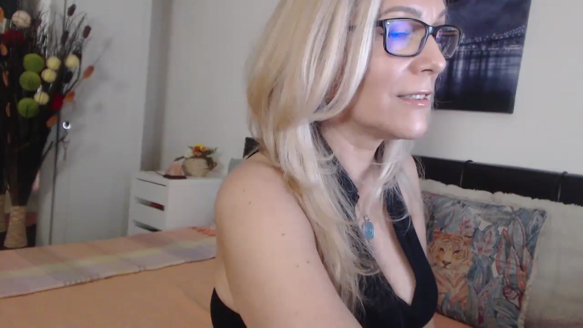 Gallery image thumbnail from Reeya71's myfreecams stream on, 05/09/2025, 24:25 image 14 of 20