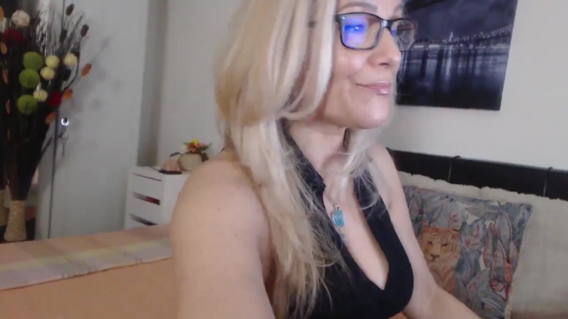 Gallery image thumbnail from Reeya71's myfreecams stream on, 05/09/2025, 24:25 image 17 of 20