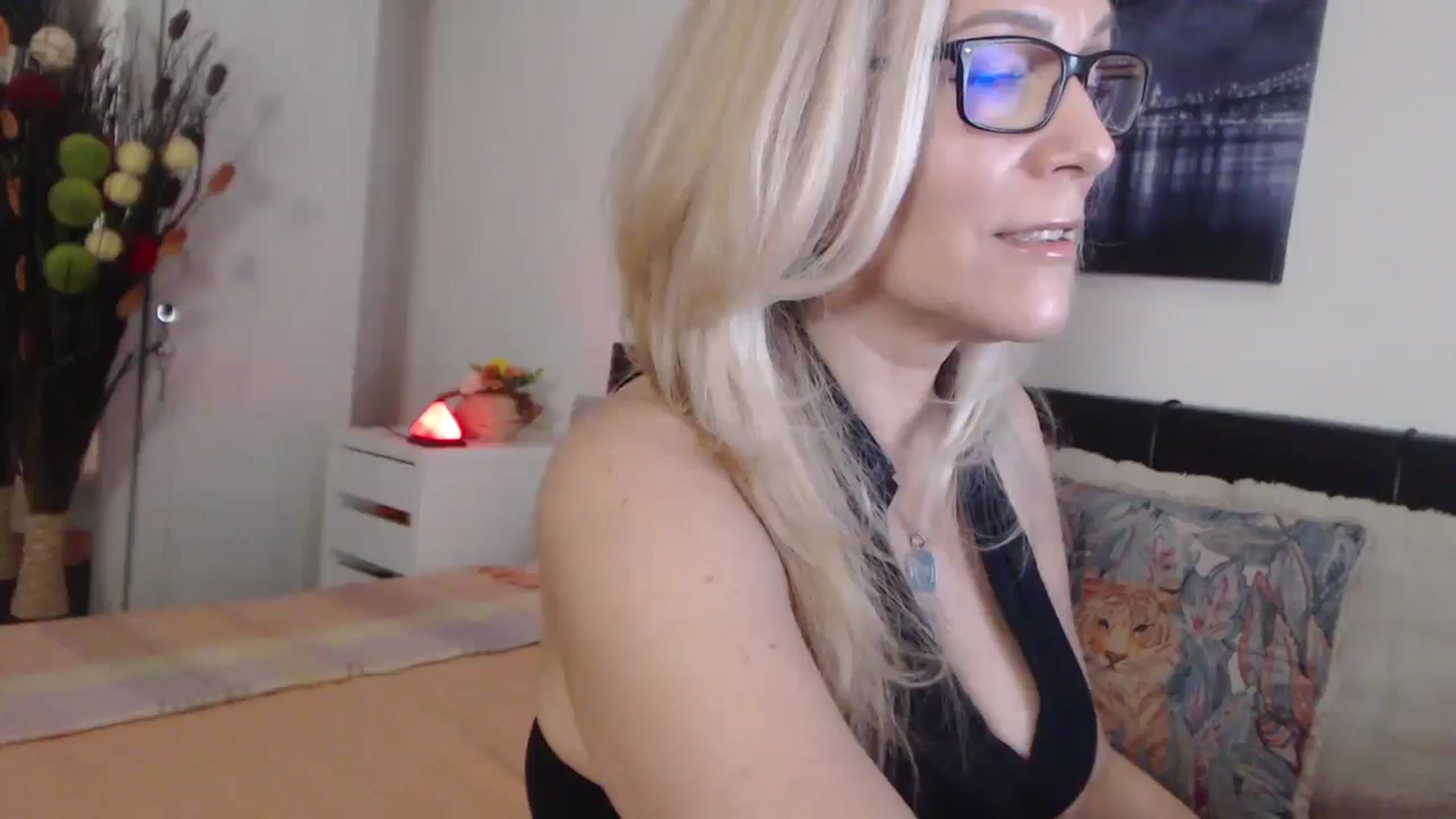 Gallery image thumbnail from Reeya71's myfreecams stream on, 05/09/2025, 24:25 image 11 of 20