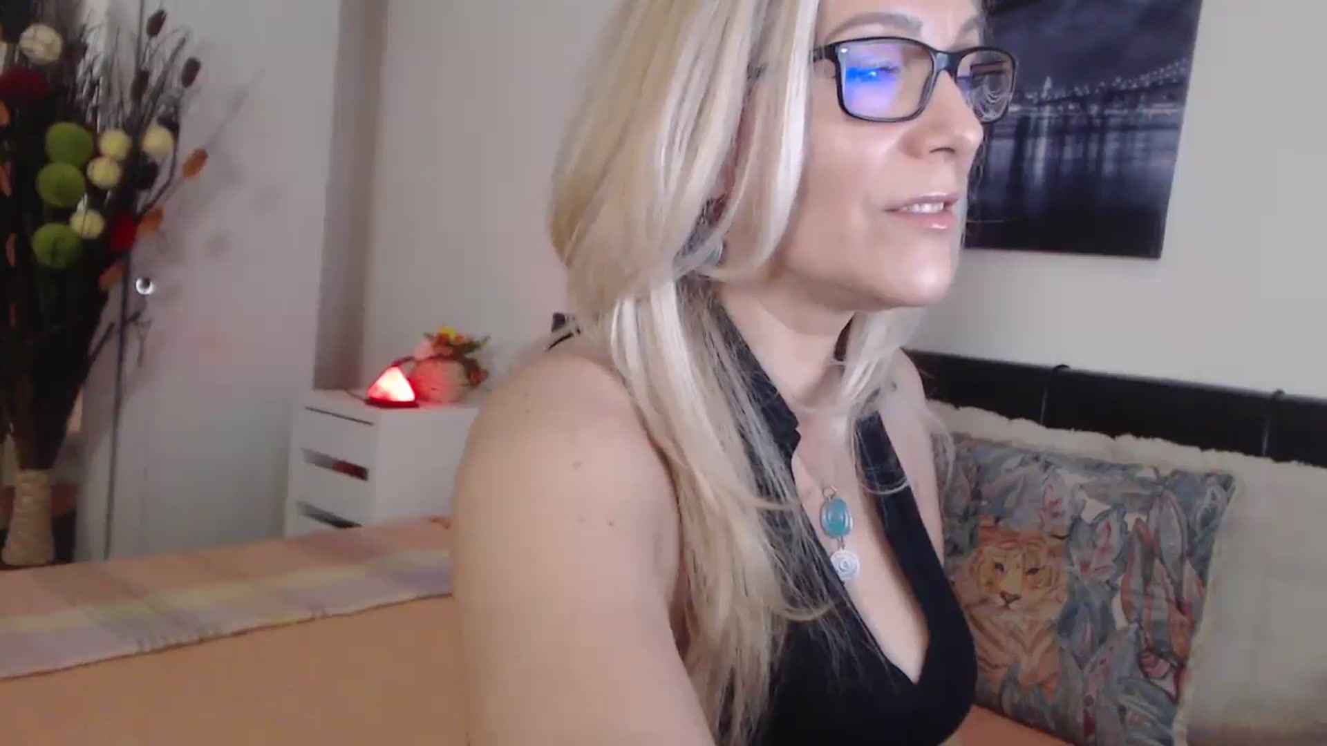 Gallery image thumbnail from Reeya71's myfreecams stream on, 05/09/2025, 24:25 image 4 of 20