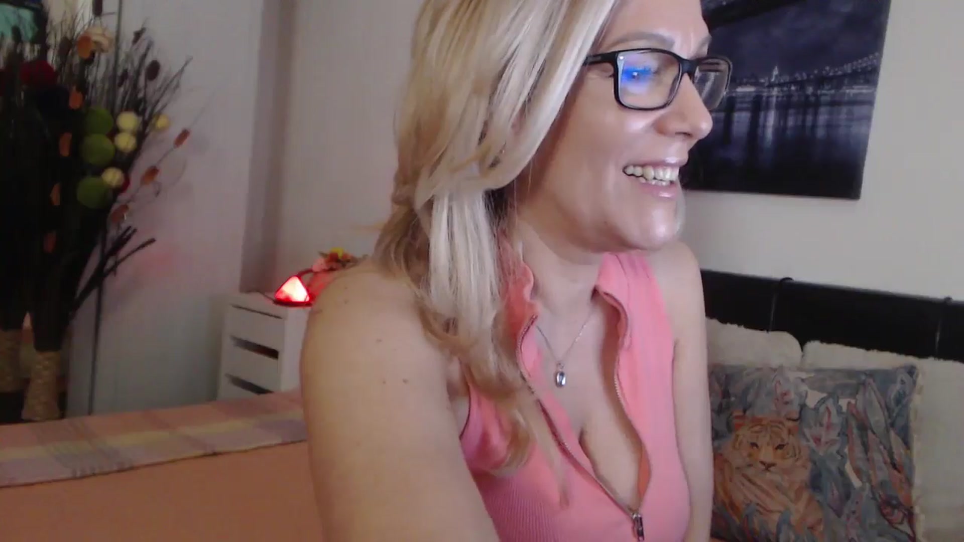 Gallery image thumbnail from Reeya71's myfreecams stream on, 05/16/2025, 02:54 image 15 of 20