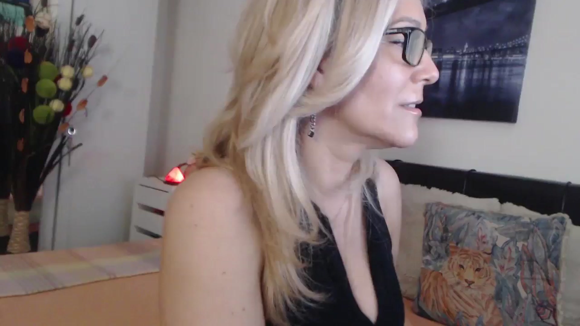 Gallery image thumbnail from Reeya71's myfreecams stream on, 05/21/2025, 06:54 image 14 of 20