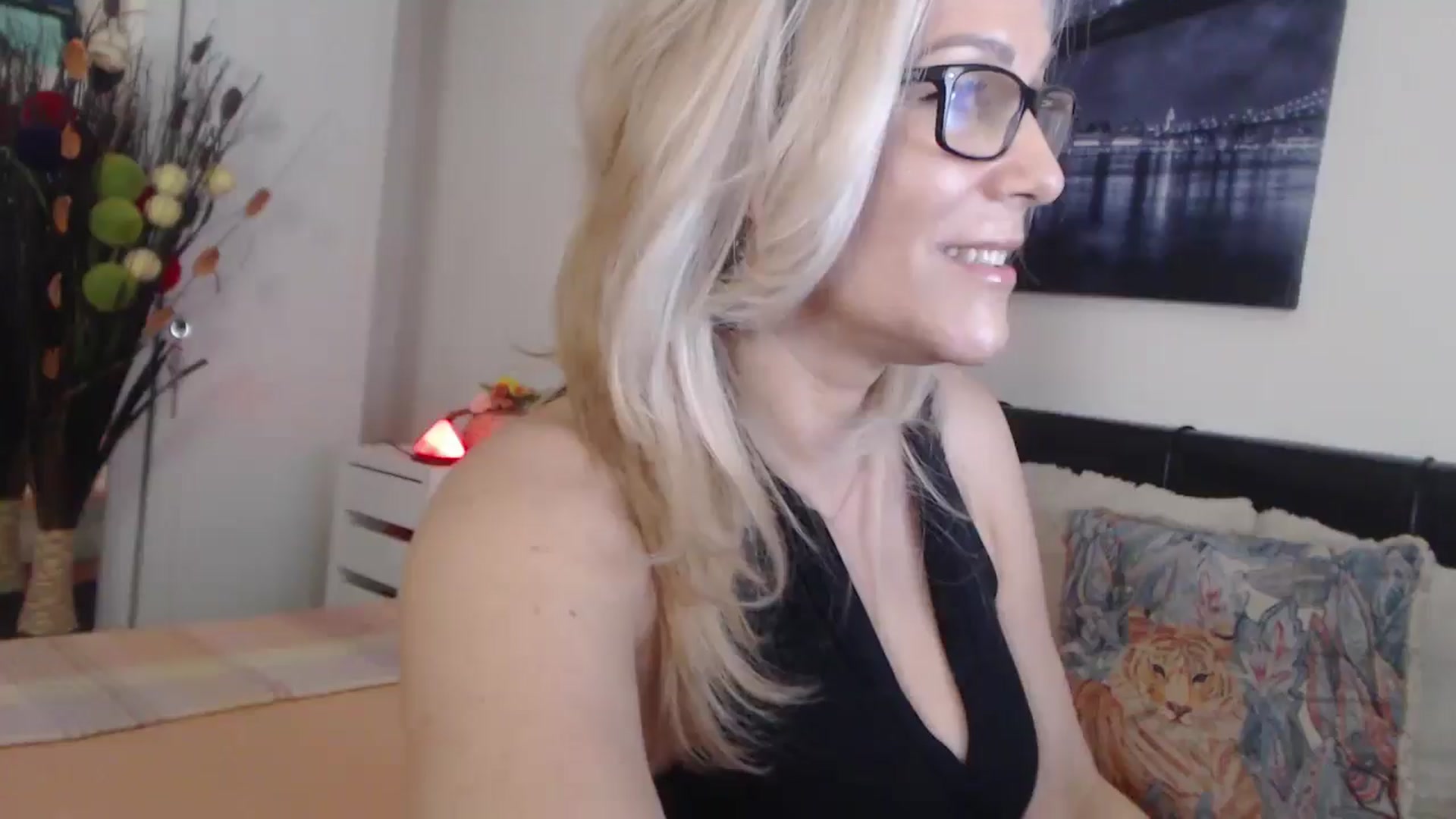 Gallery image thumbnail from Reeya71's myfreecams stream on, 05/21/2025, 06:54 image 15 of 20