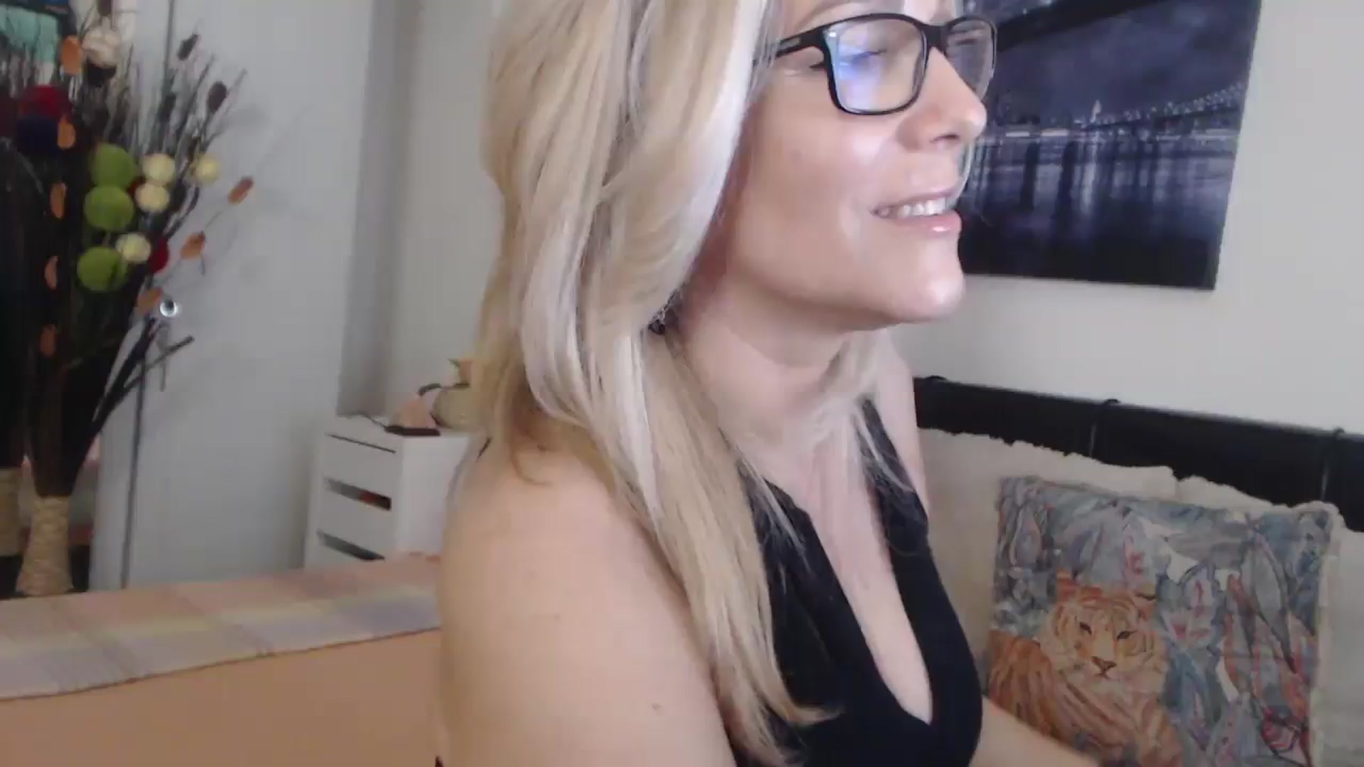Gallery image thumbnail from Reeya71's myfreecams stream on, 05/21/2025, 06:54 image 16 of 20