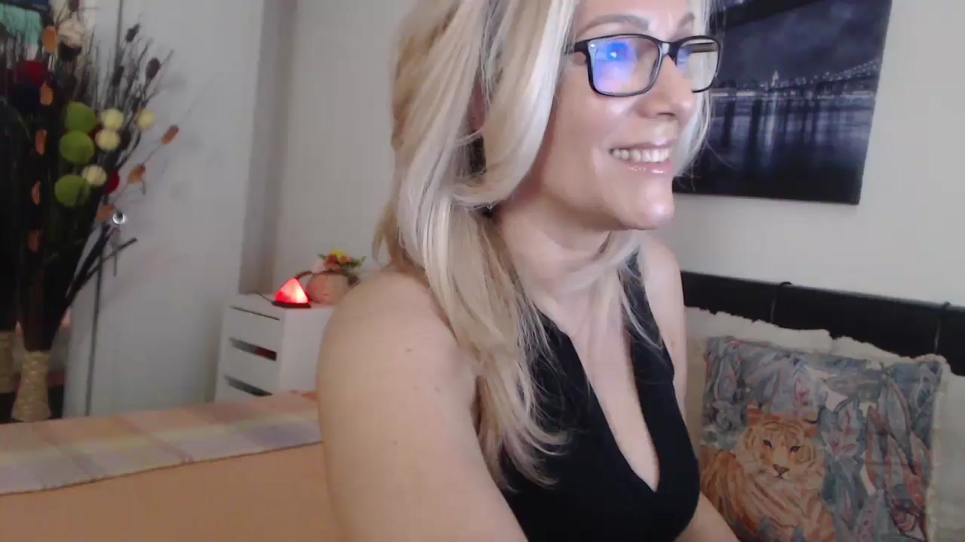 Gallery image thumbnail from Reeya71's myfreecams stream on, 05/21/2025, 06:54 image 17 of 20