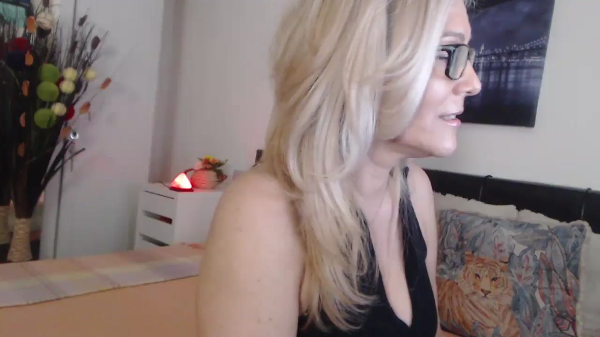 Gallery image thumbnail from Reeya71's myfreecams stream on, 05/21/2025, 06:54 image 8 of 20