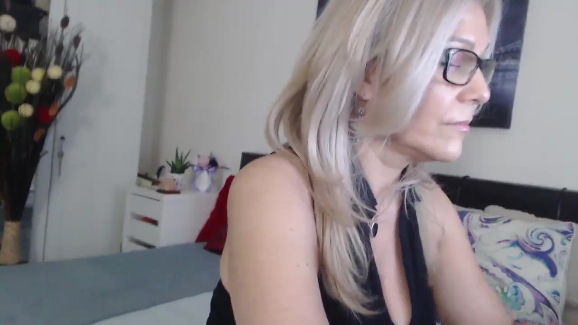 Gallery image thumbnail from Reeya71's myfreecams stream on, 06/06/2025, 06:25 image 10 of 20