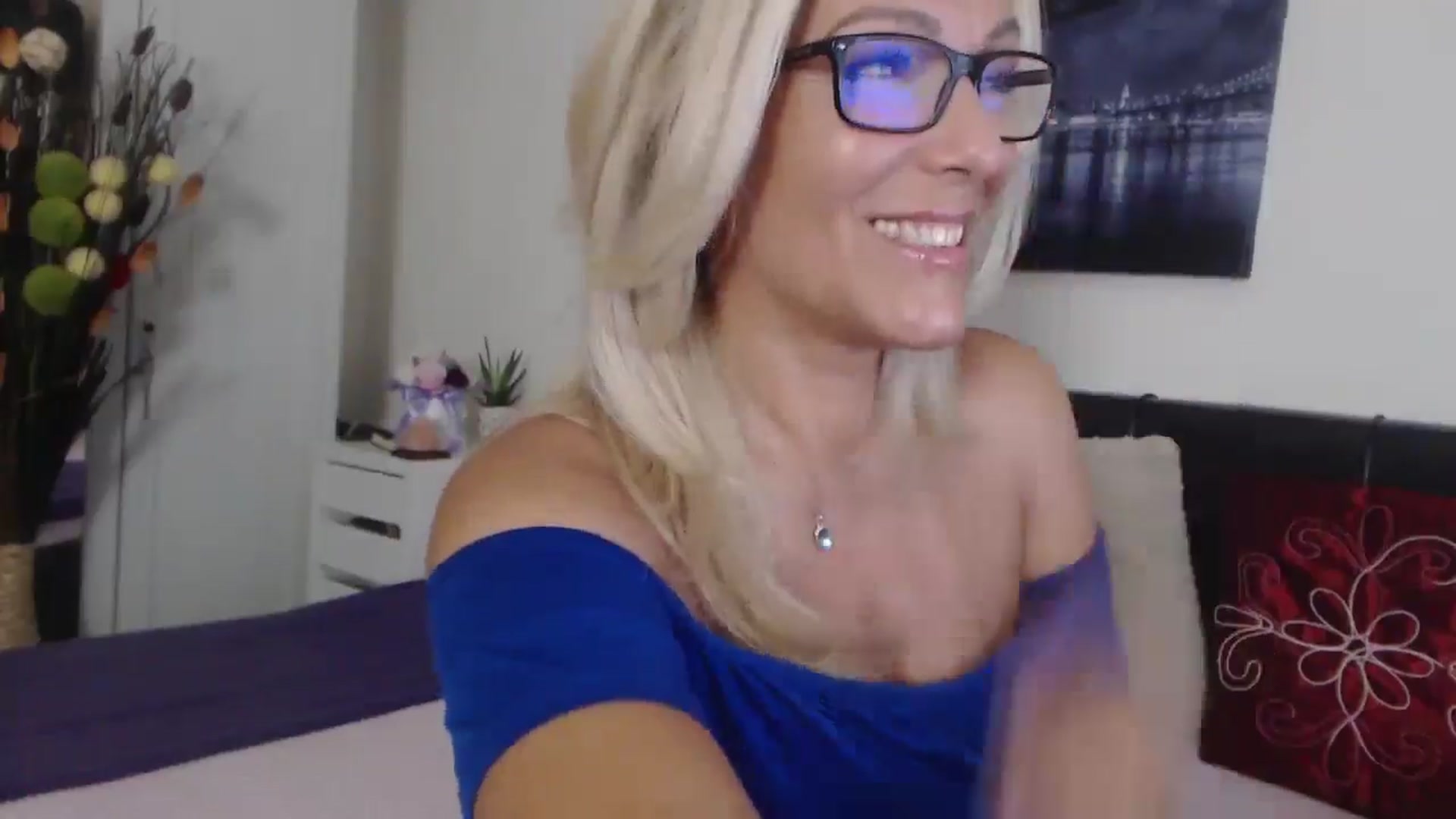 Gallery image thumbnail from Reeya71's myfreecams stream on, 08/01/2025, 24:10 image 4 of 20