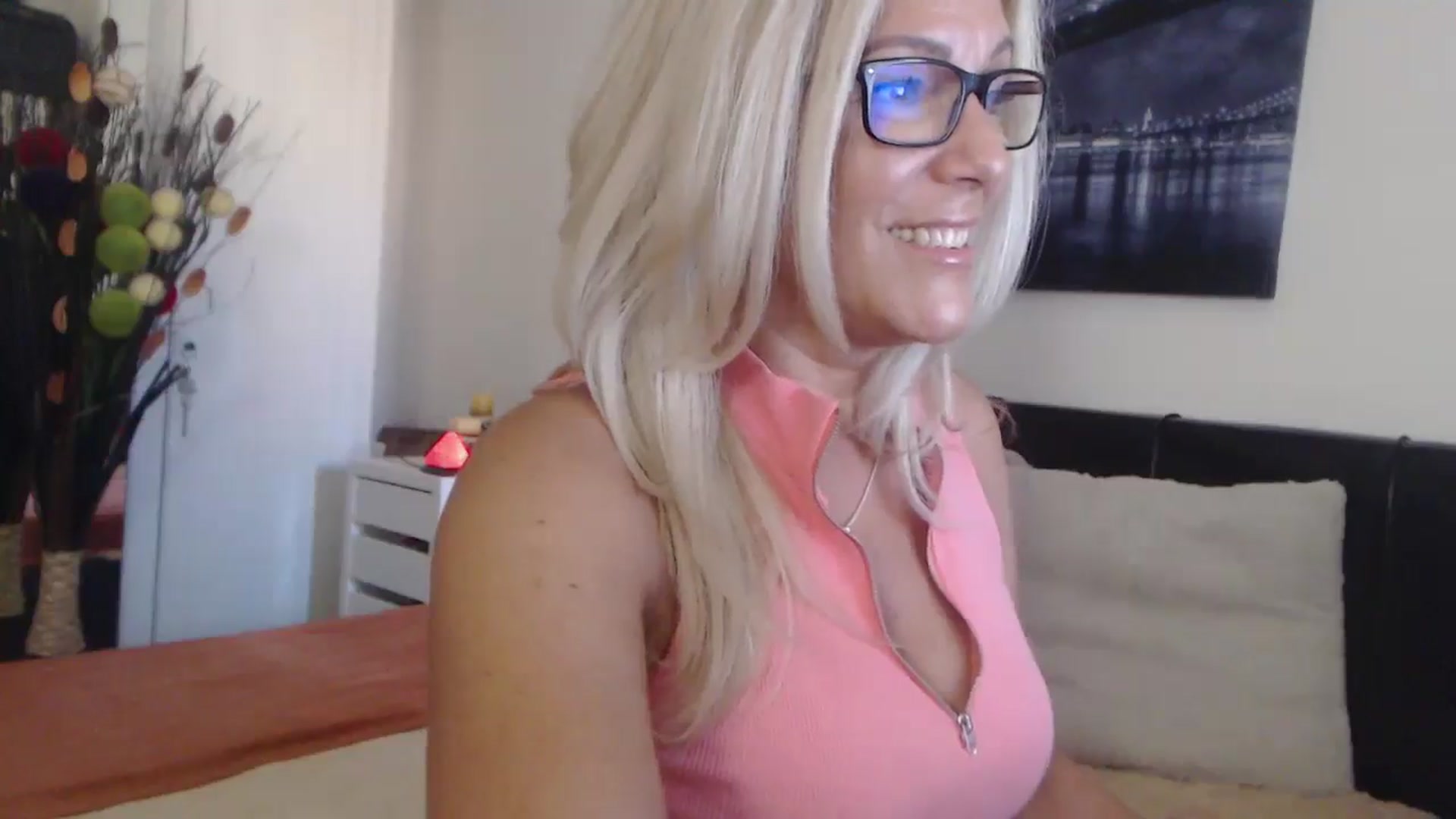 Gallery image thumbnail from Reeya71's myfreecams stream on, 08/21/2025, 05:15 image 4 of 20