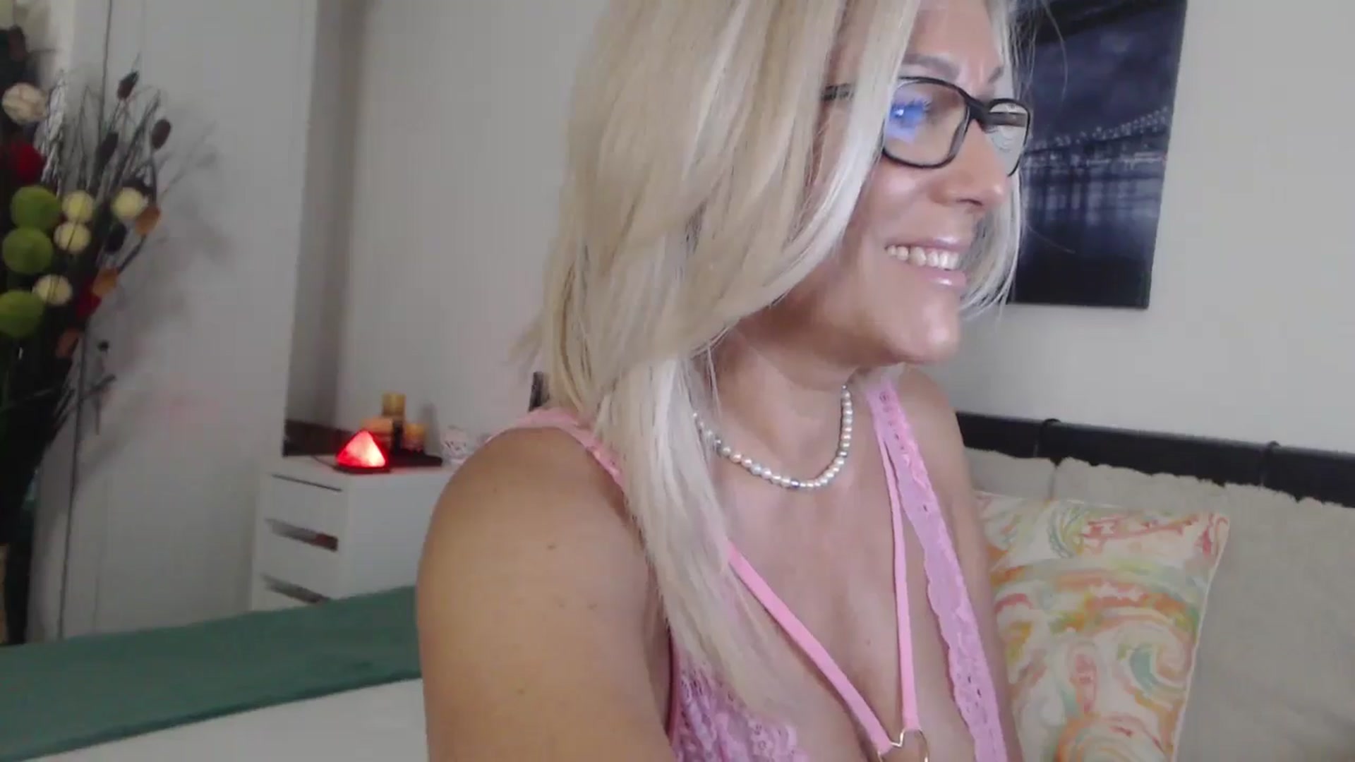 Gallery image thumbnail from Reeya71's myfreecams stream on, 09/02/2025, 23:52 image 17 of 20