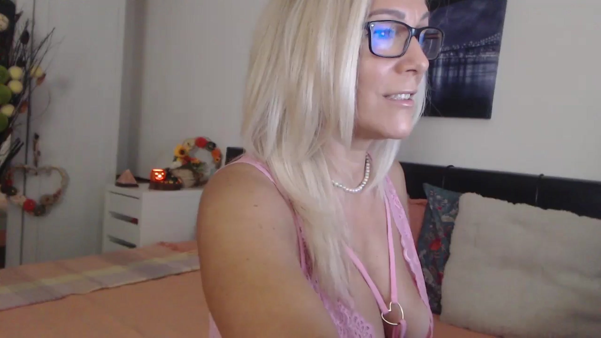 Gallery image thumbnail from Reeya71's myfreecams stream on, 10/28/2025, 01:30 image 8 of 20