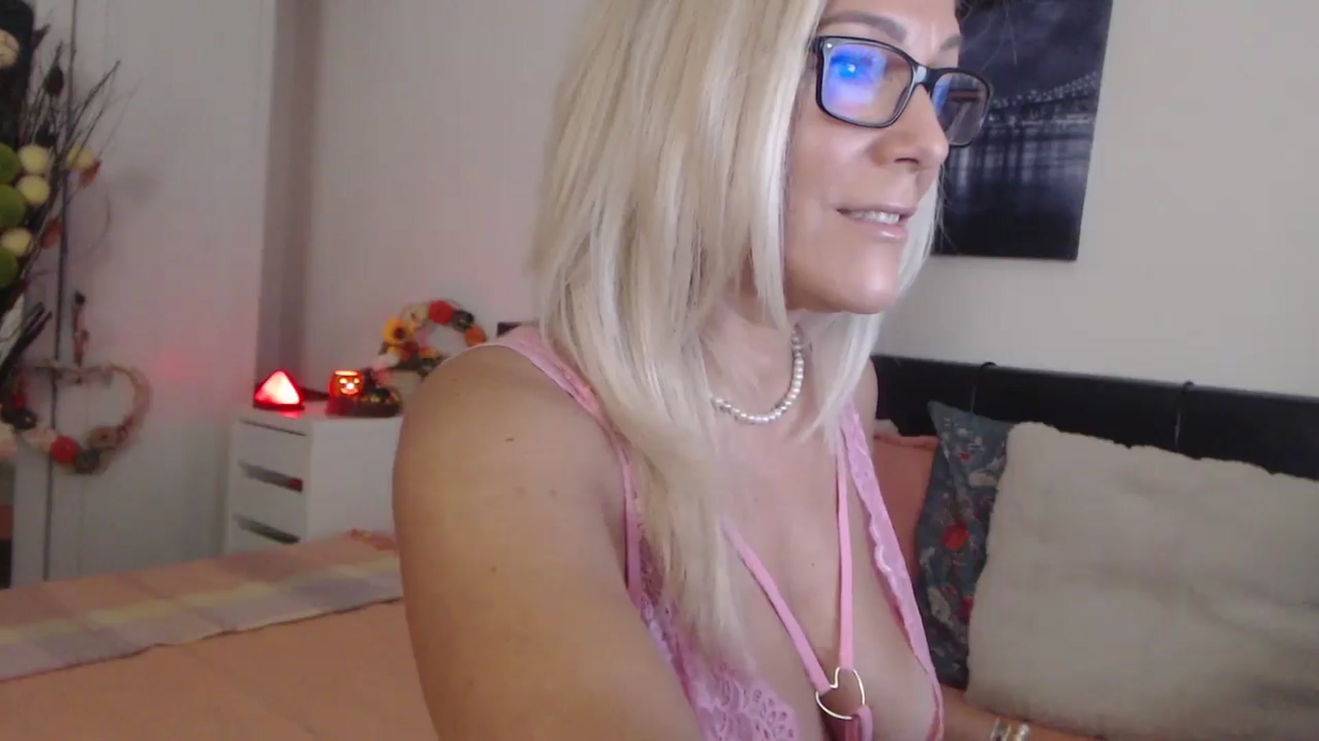 Gallery image thumbnail from Reeya71's myfreecams stream on, 10/28/2025, 01:30 image 16 of 20