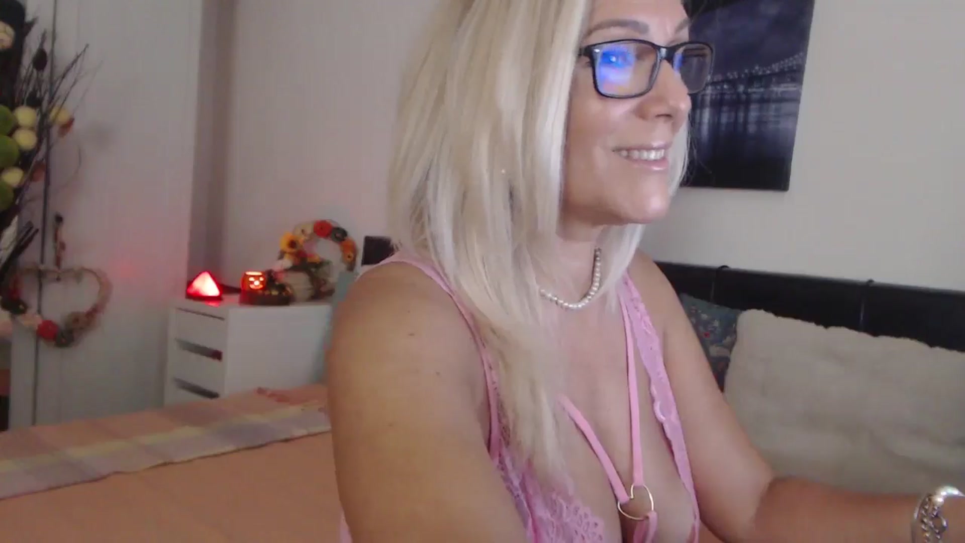 Gallery image thumbnail from Reeya71's myfreecams stream on, 10/28/2025, 01:30 image 10 of 20