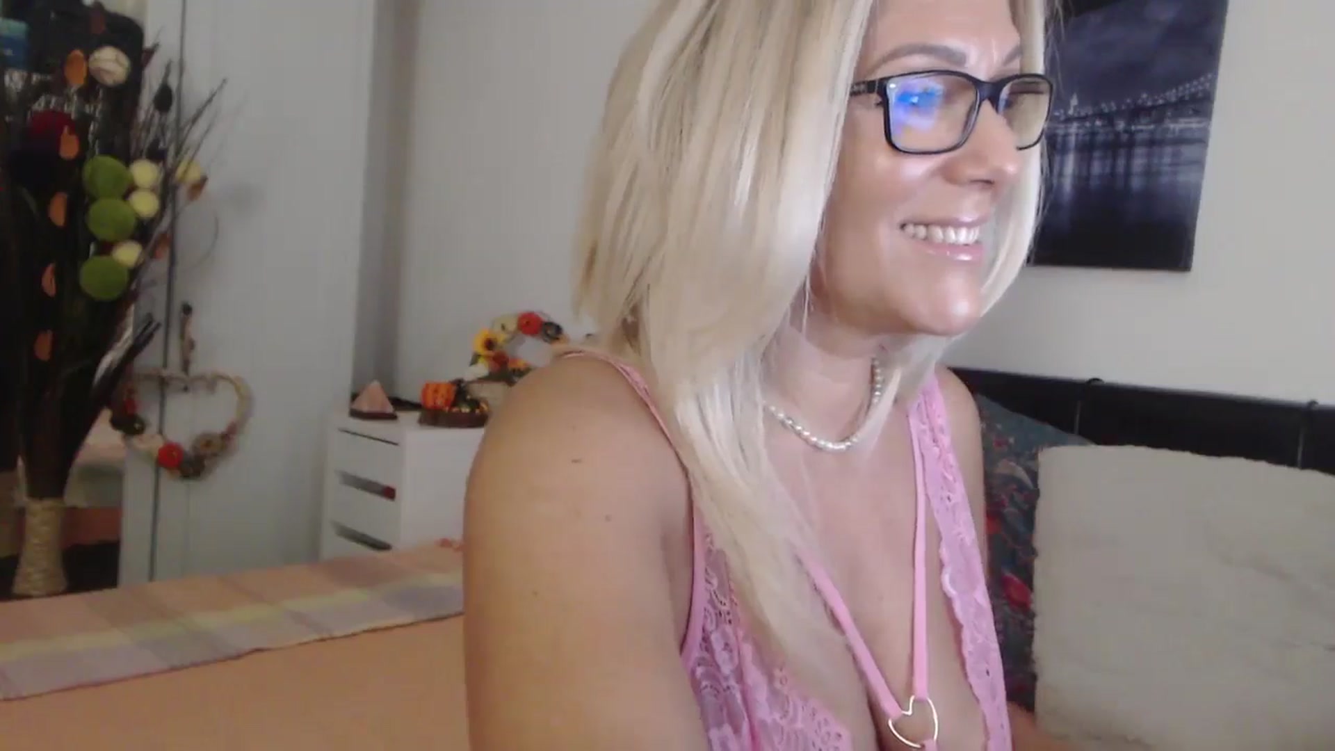Gallery image thumbnail from Reeya71's myfreecams stream on, 10/28/2025, 05:17 image 5 of 20