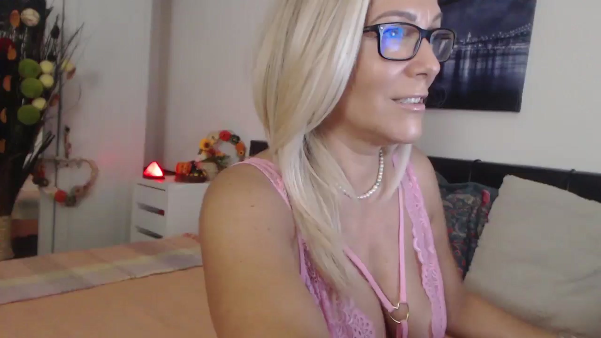 Gallery image thumbnail from Reeya71's myfreecams stream on, 10/28/2025, 06:16 image 1 of 20