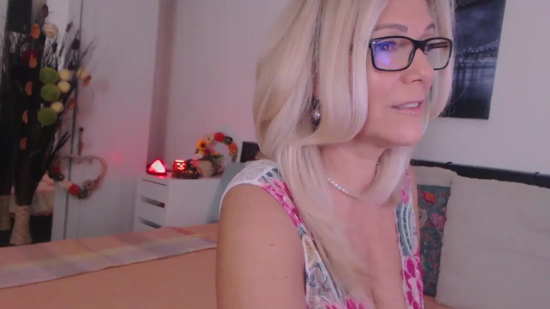 Gallery image thumbnail from Reeya71's myfreecams stream on, 11/04/2025, 01:42 image 17 of 20