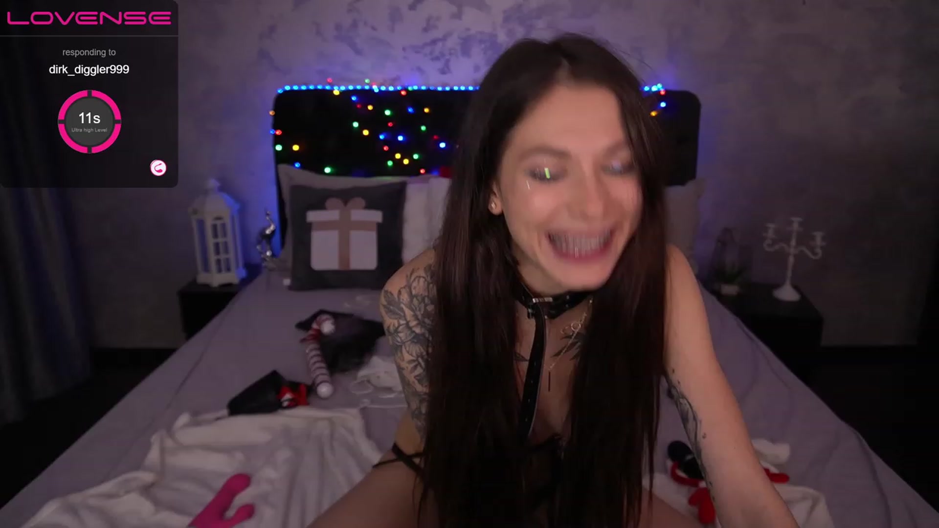 Gallery image thumbnail from ReginaJam's myfreecams stream on, 12/25/2022, 19:17 image 14 of 20