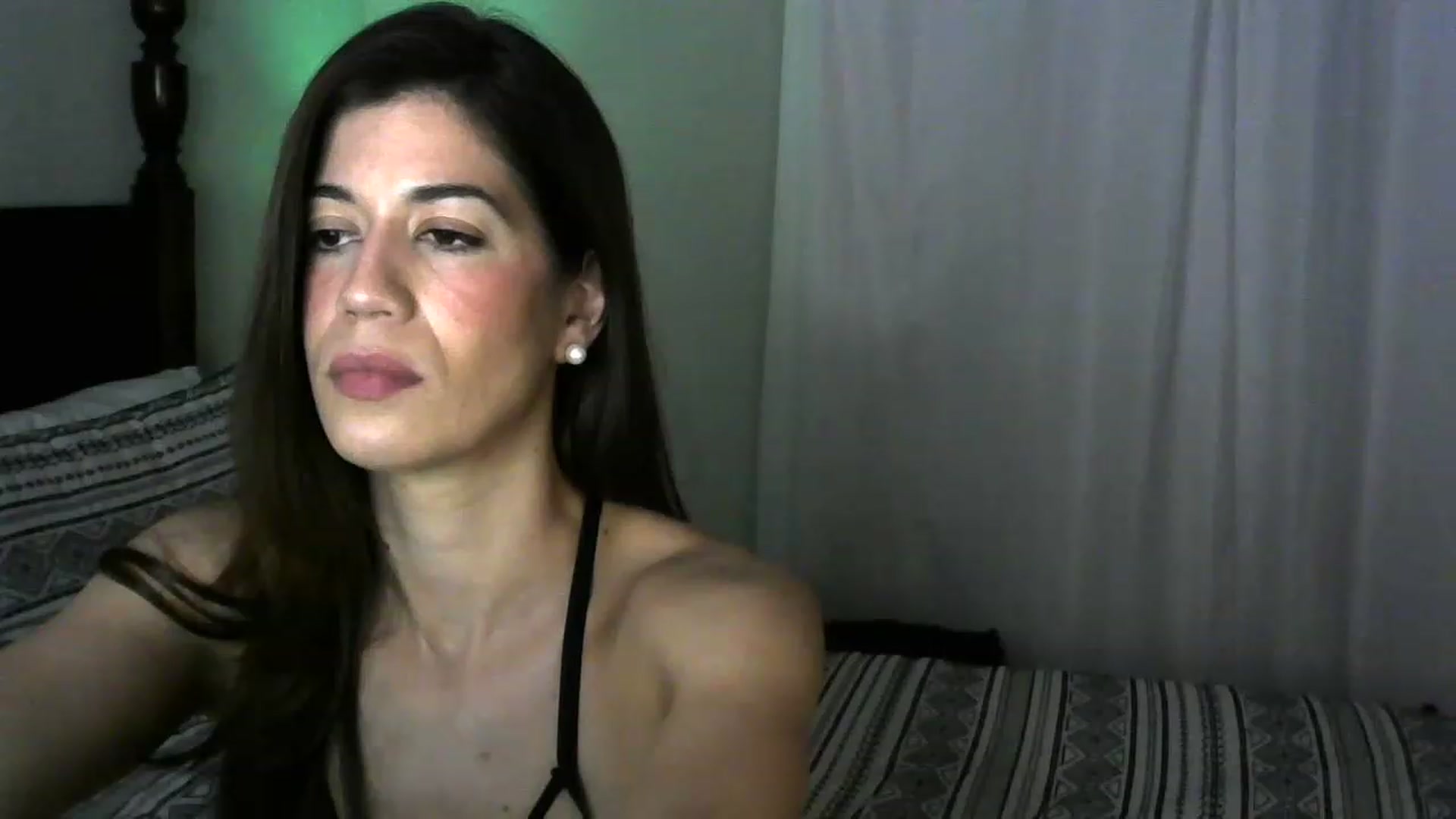 Gallery image thumbnail from ReinaVictoria's myfreecams stream on, 12/15/2022, 01:52 image 9 of 20
