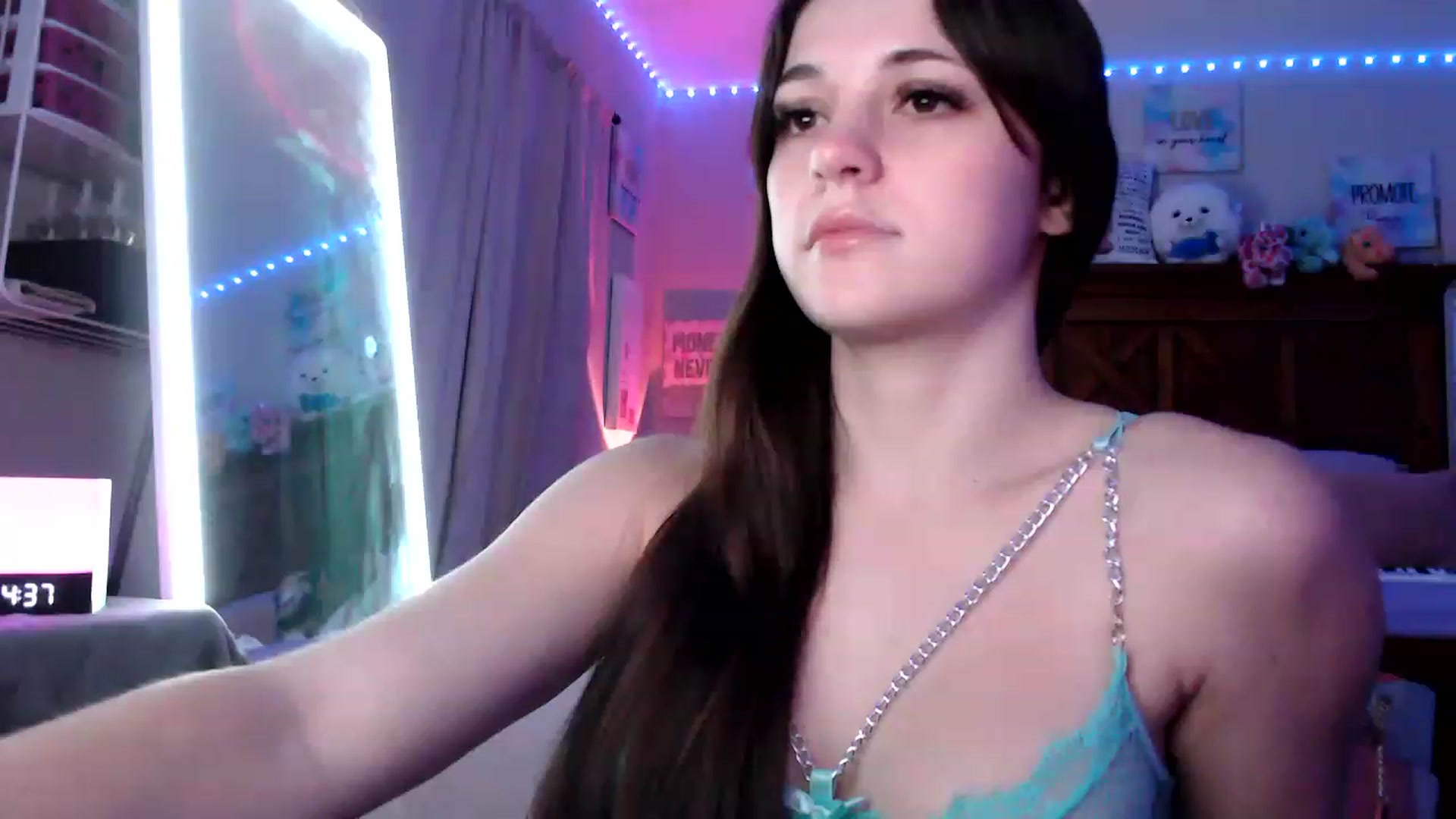 Gallery image thumbnail from Reinaleaks's myfreecams stream on, 05/02/2023, 02:59 image 13 of 20