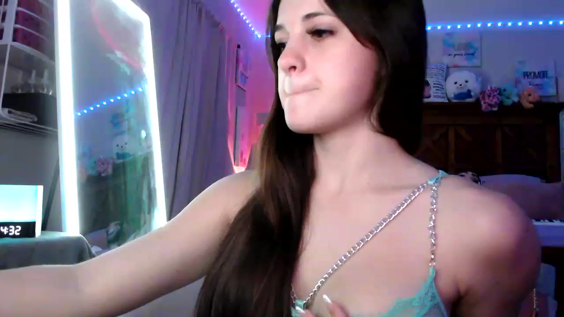 Gallery image thumbnail from Reinaleaks's myfreecams stream on, 05/02/2023, 02:59 image 11 of 20