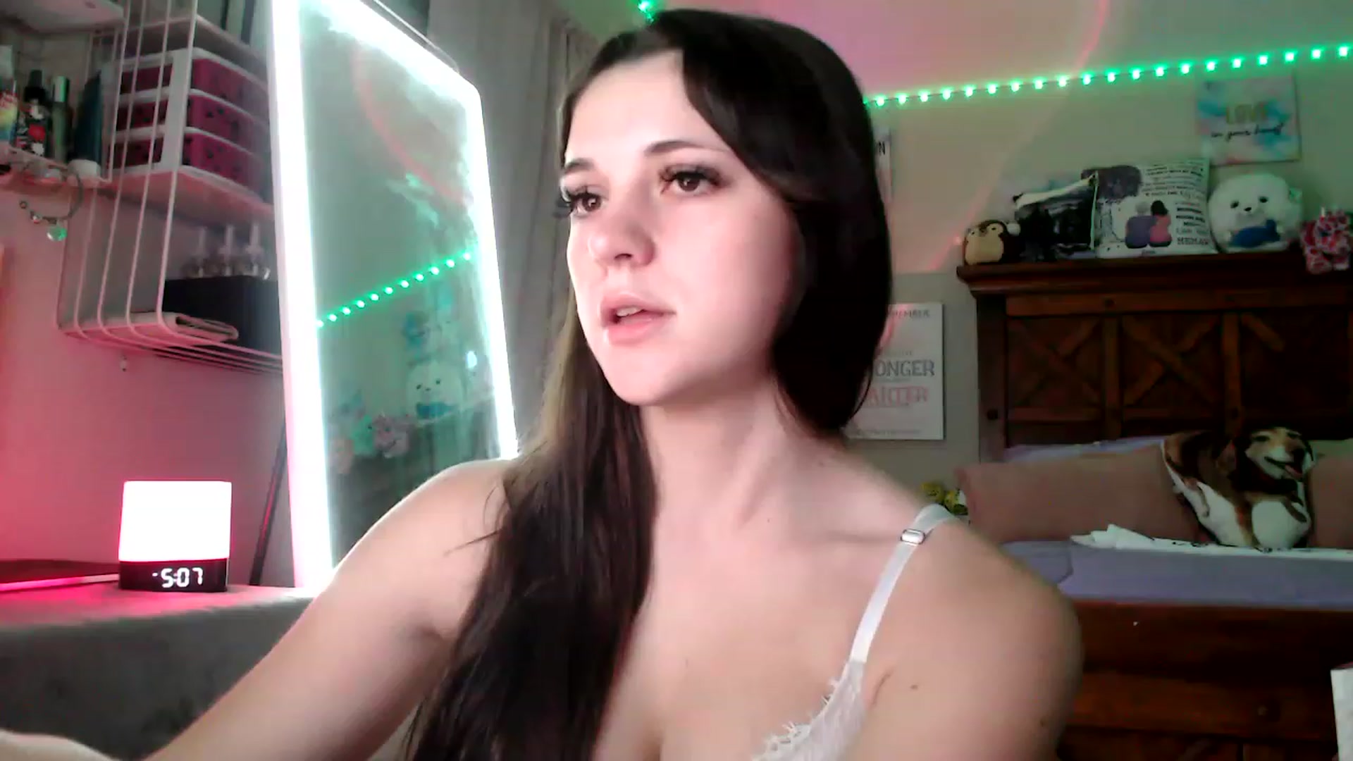 Gallery image thumbnail from Reinaleaks's myfreecams stream on, 05/03/2023, 03:10 image 16 of 20