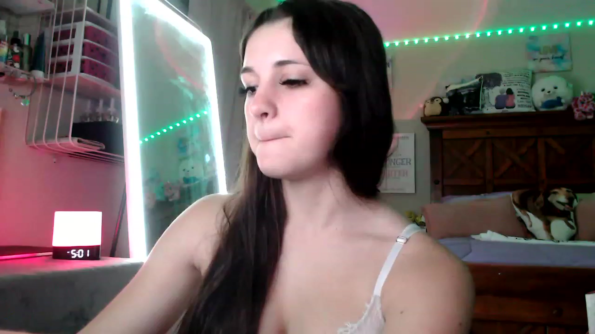 Gallery image thumbnail from Reinaleaks's myfreecams stream on, 05/03/2023, 03:10 image 7 of 20
