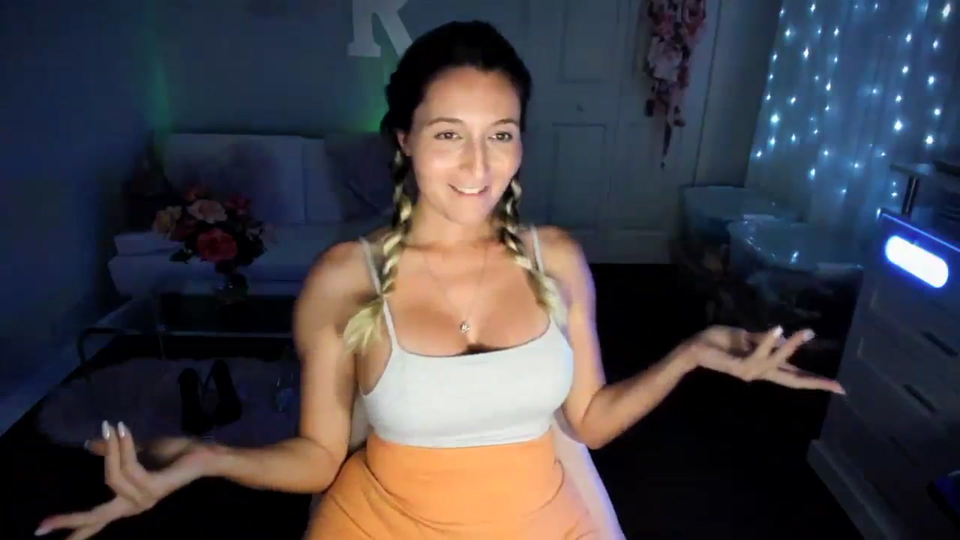 Gallery image thumbnail from RennadelRyder's myfreecams stream on, 03/13/2024, 03:29 image 6 of 20
