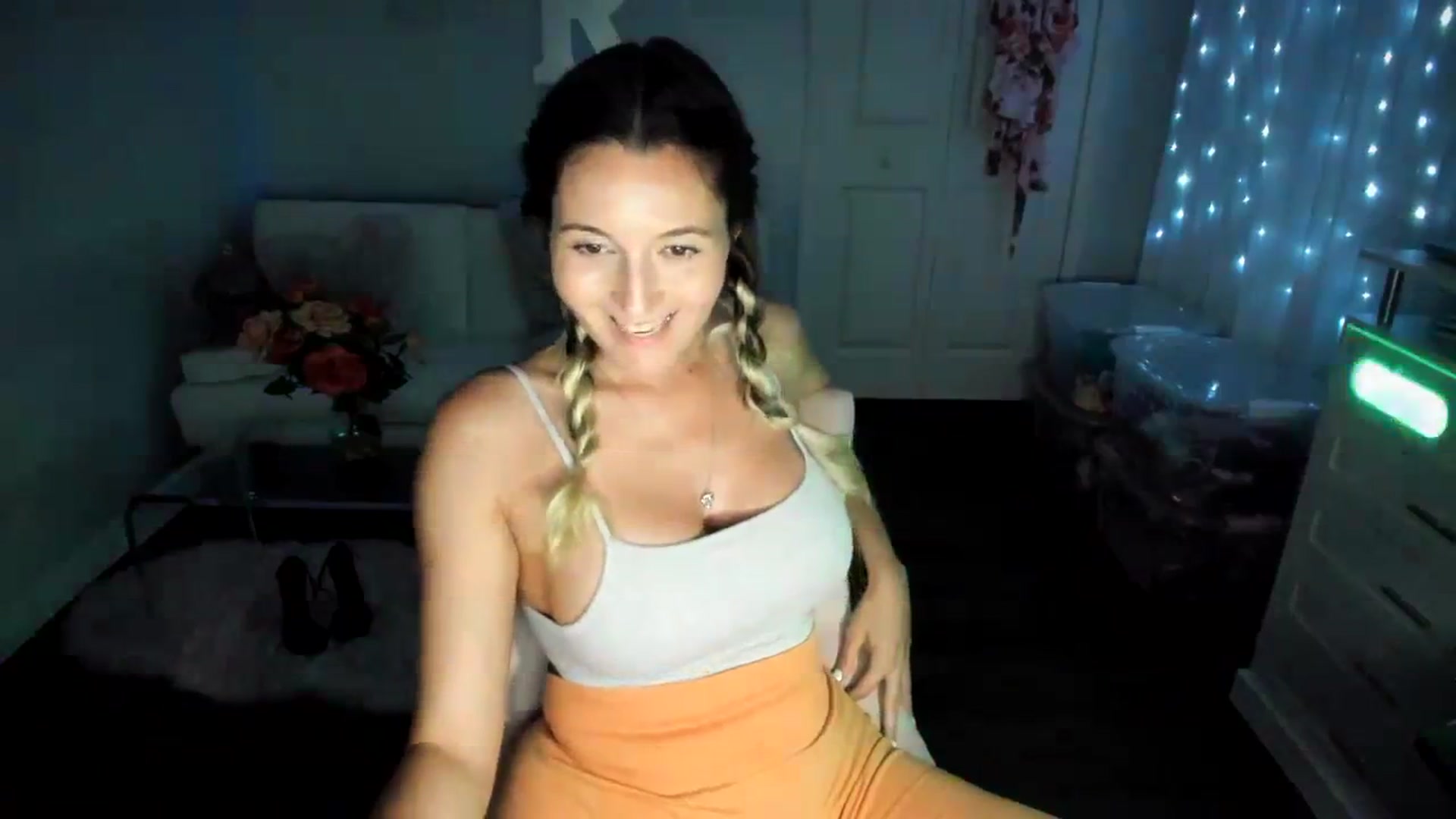 Gallery image thumbnail from RennadelRyder's myfreecams stream on, 03/13/2024, 03:29 image 2 of 20