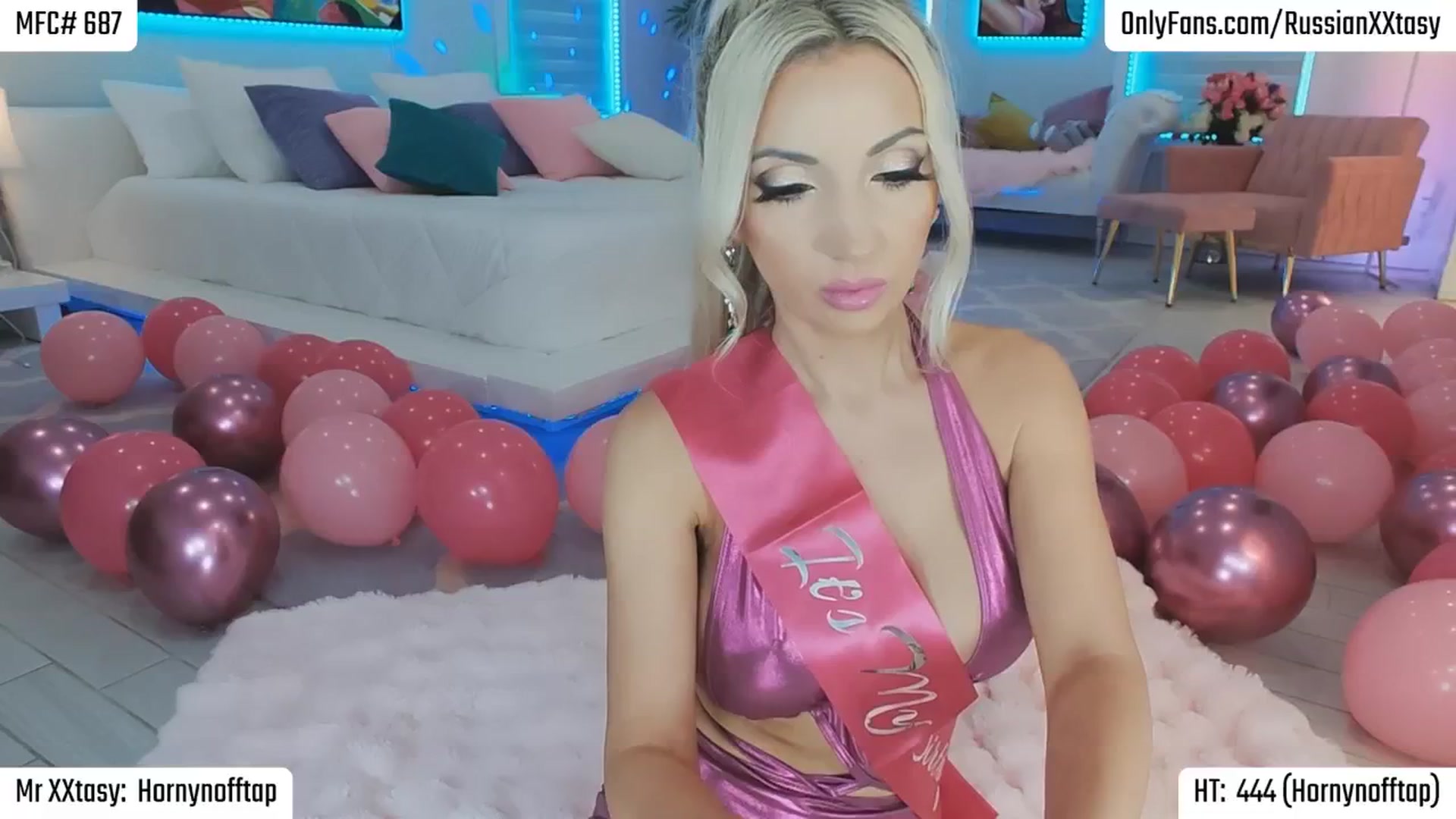 Gallery image thumbnail from RenyXXtasy's myfreecams stream on, 12/27/2025, 21:36 image 15 of 20