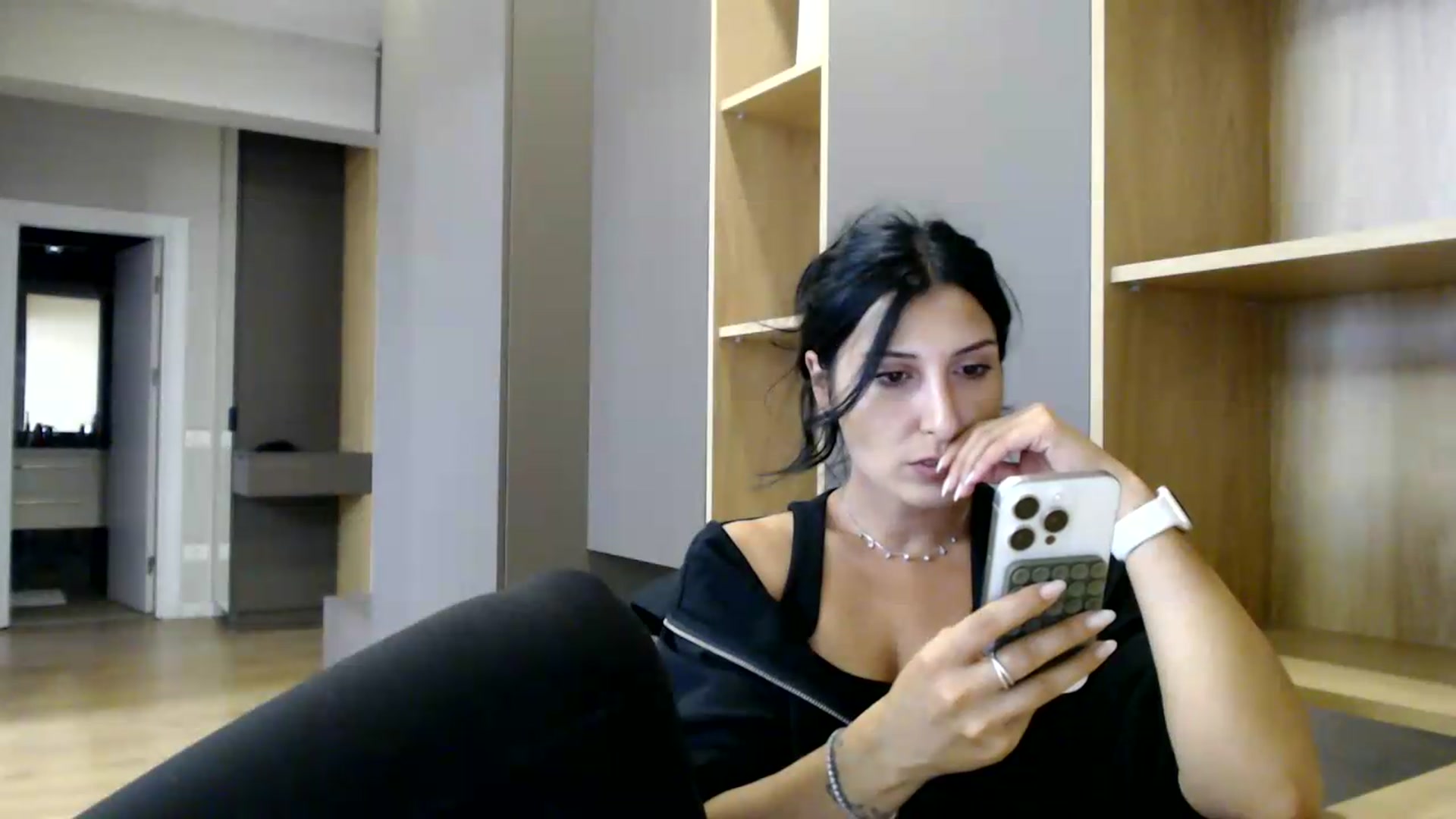 Gallery image thumbnail from ReyInna's myfreecams stream on, 07/09/2026, 15:43 image 6 of 20