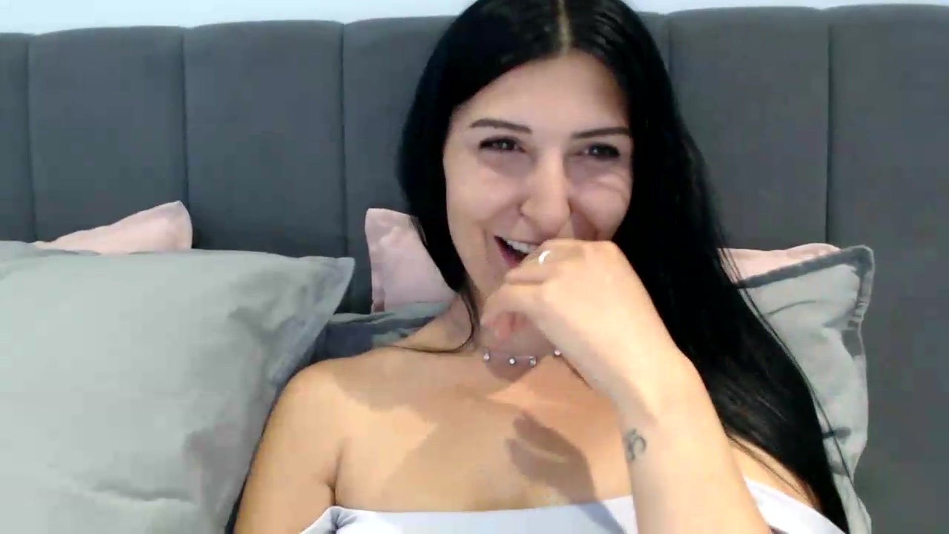 Gallery image thumbnail from ReyInna's myfreecams stream on, 08/23/2026, 13:42 image 10 of 20