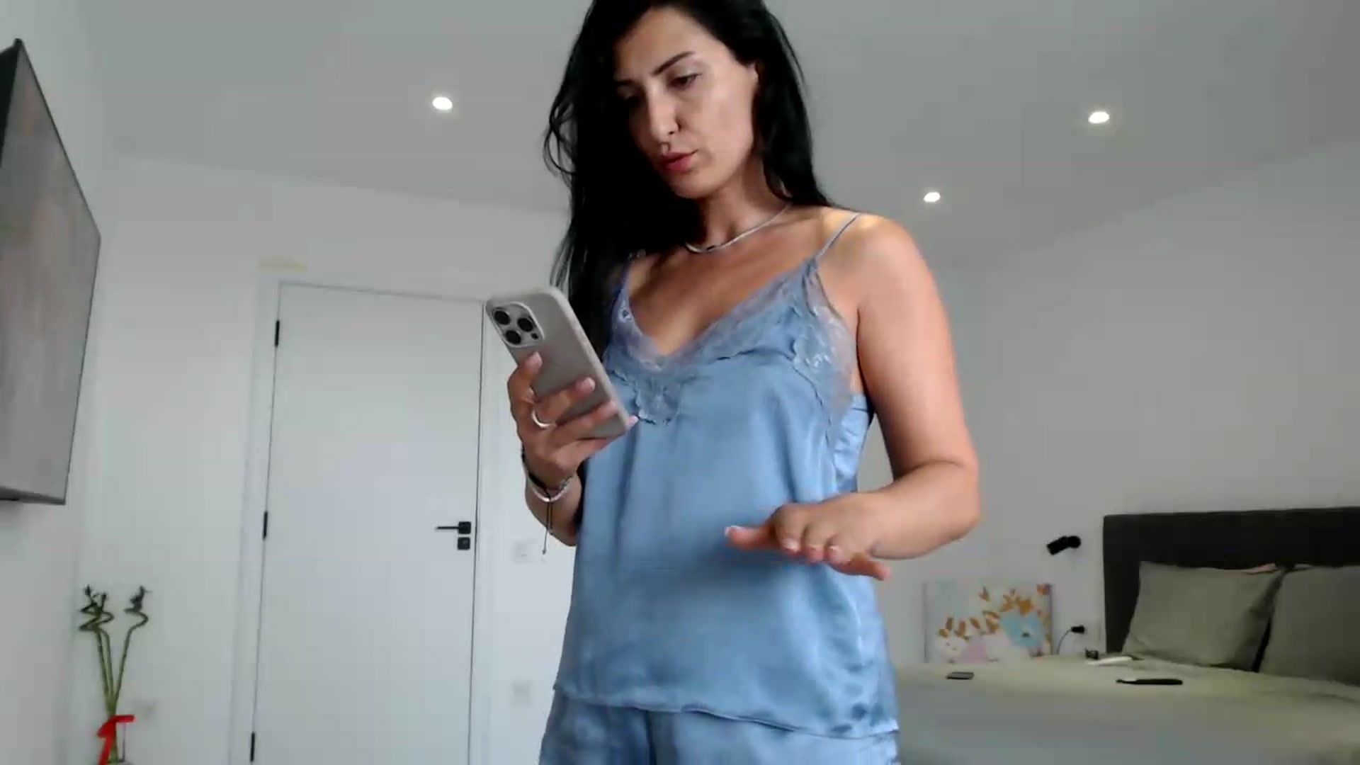 Gallery image thumbnail from ReyInna's myfreecams stream on, 08/25/2026, 10:26 image 10 of 20