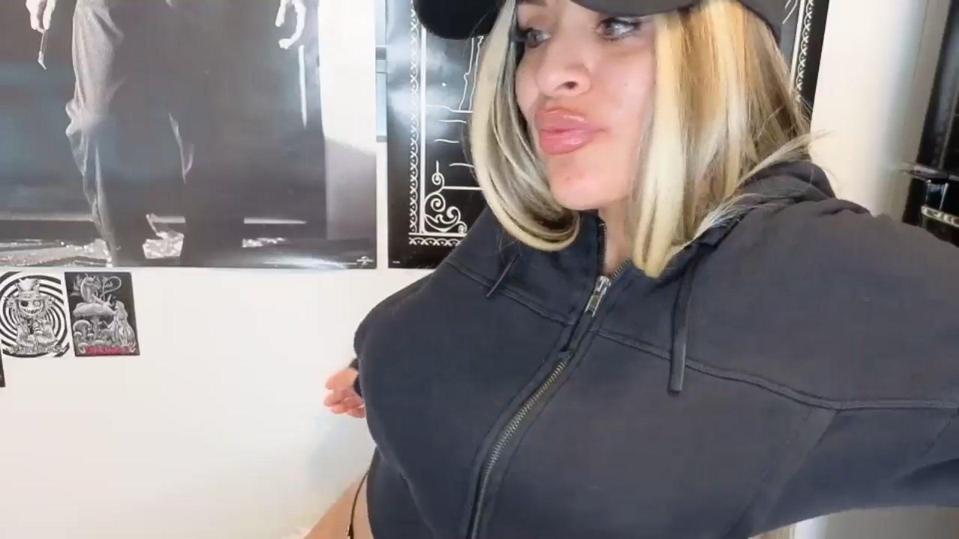 Gallery image thumbnail from Reya_Bliss's myfreecams stream on, 10/19/2024, 17:25 image 8 of 20